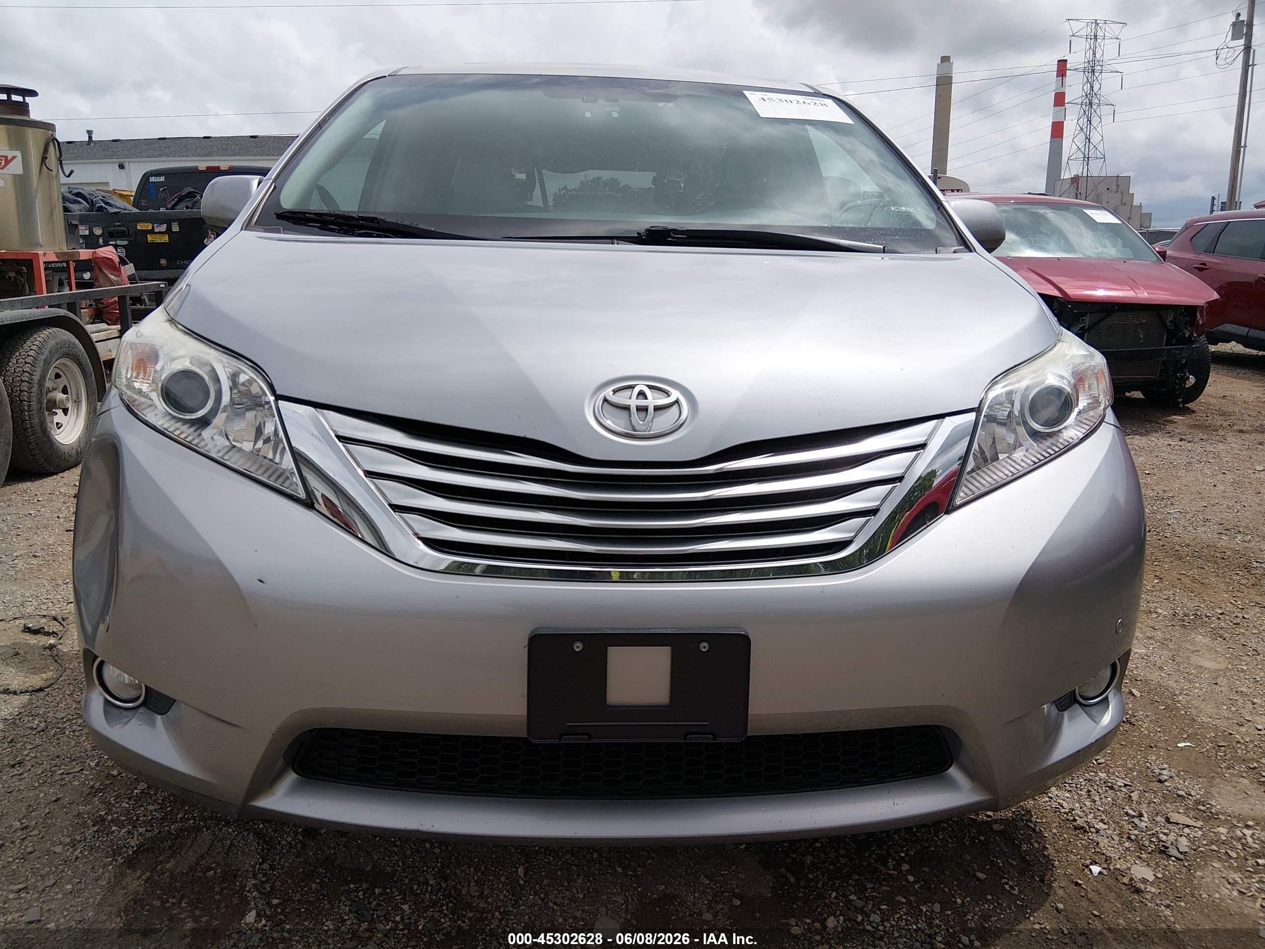 2012 Toyota Sienna Limited V6 7 Passenger Silver vin: 5TDYK3DC7CS187080