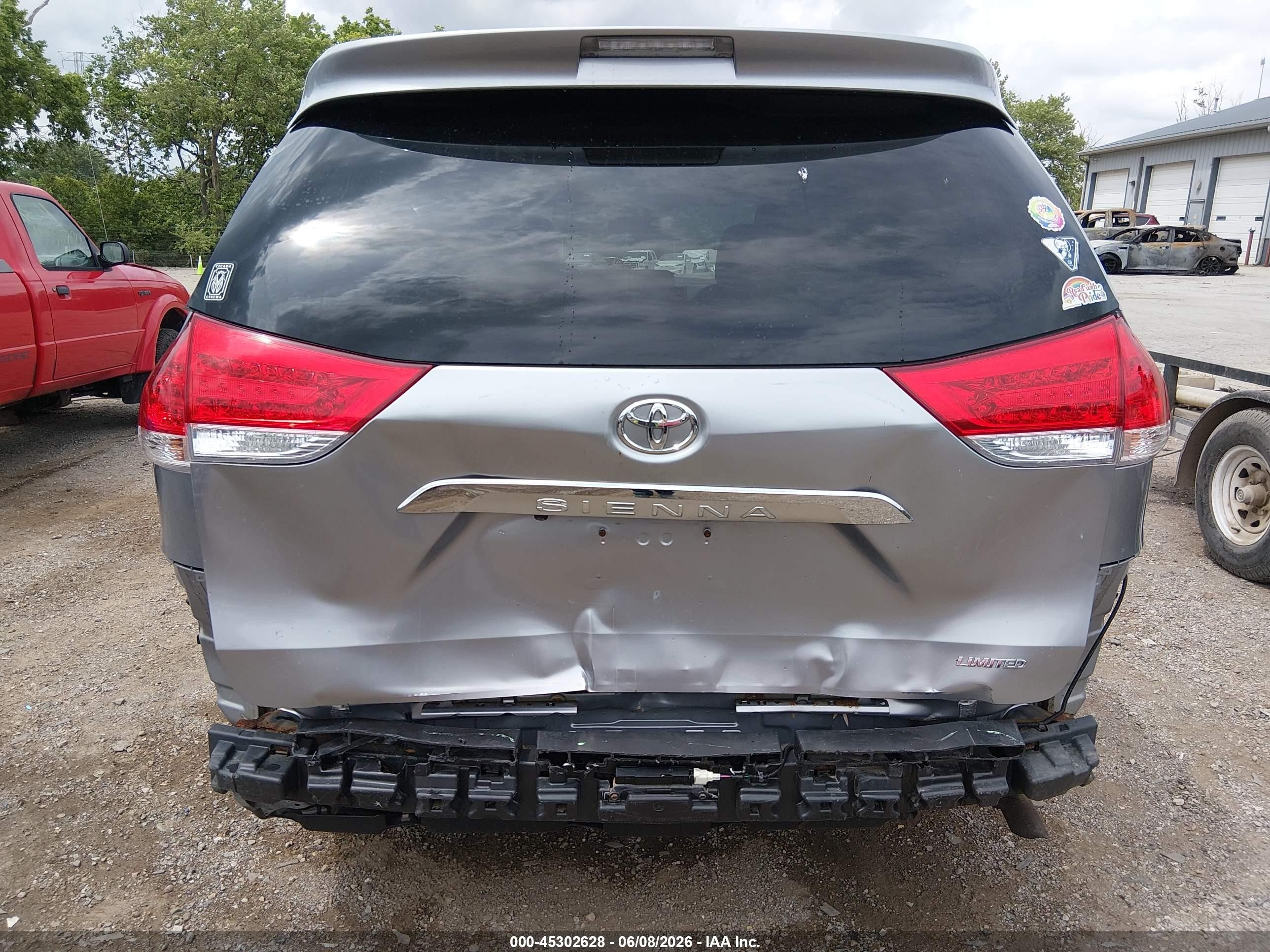 2012 Toyota Sienna Limited V6 7 Passenger Silver vin: 5TDYK3DC7CS187080