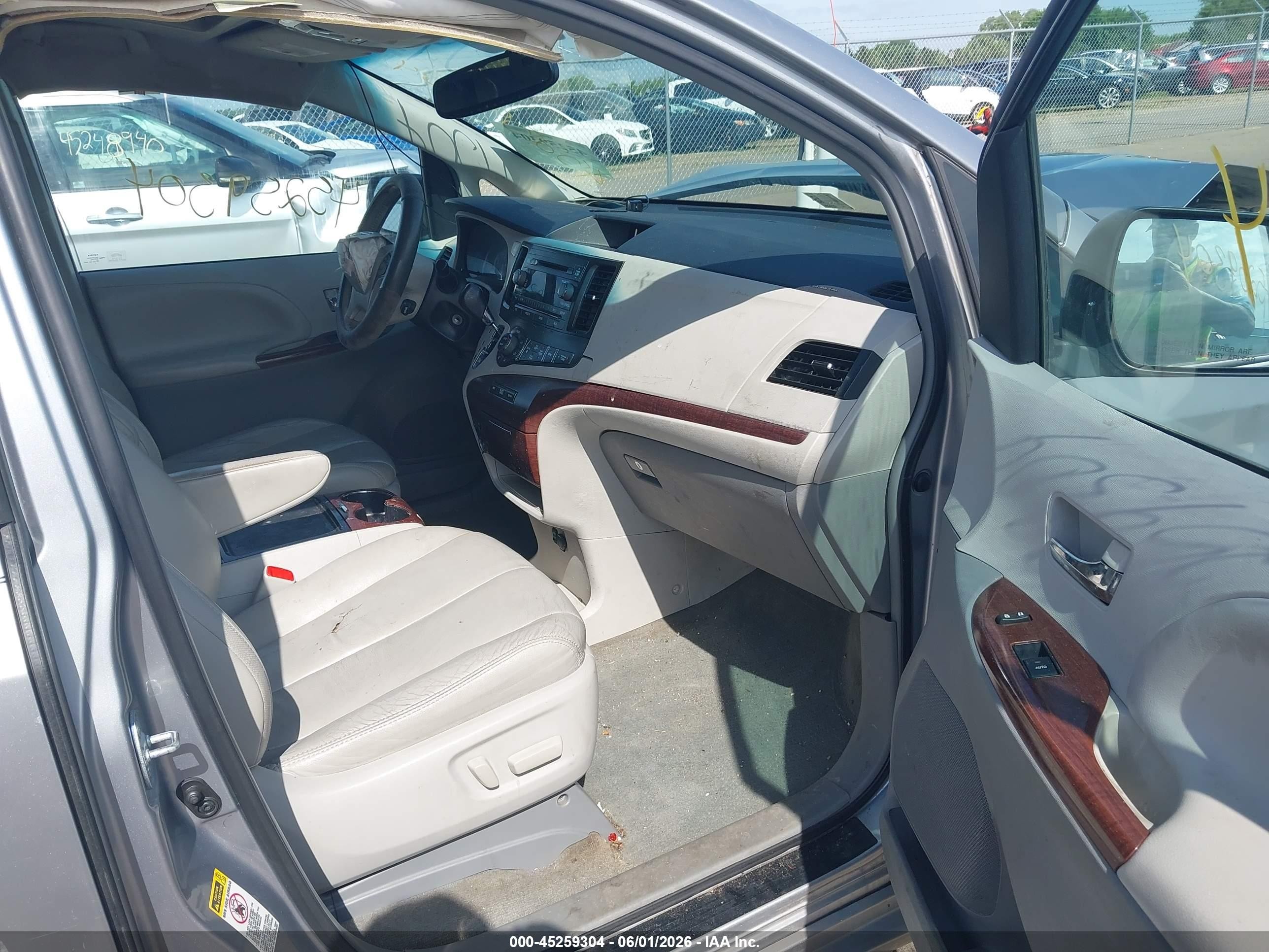 2012 Toyota Sienna Xle V6 8 Passenger Silver vin: 5TDYK3DC7CS231238