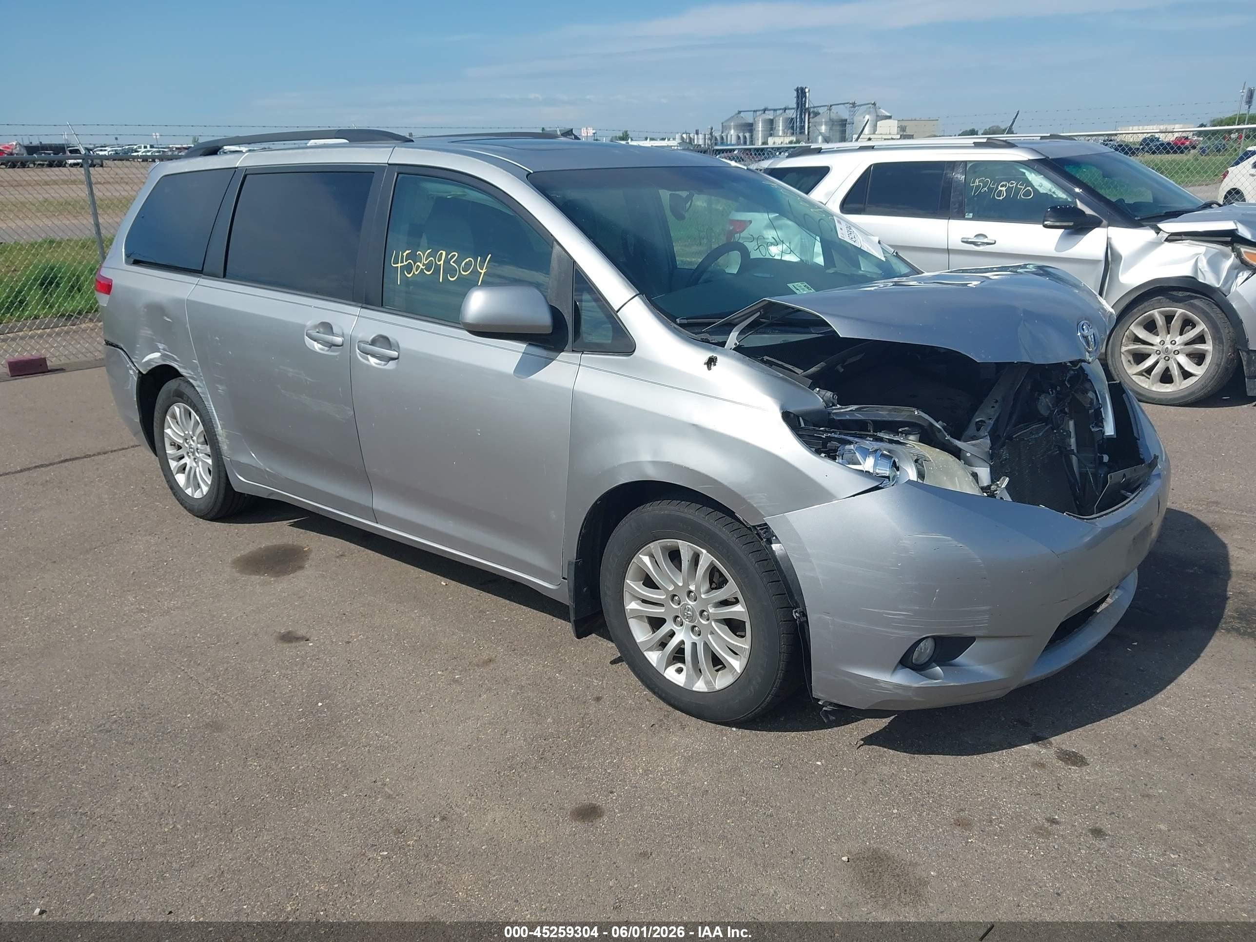 2012 Toyota Sienna Xle V6 8 Passenger Silver vin: 5TDYK3DC7CS231238