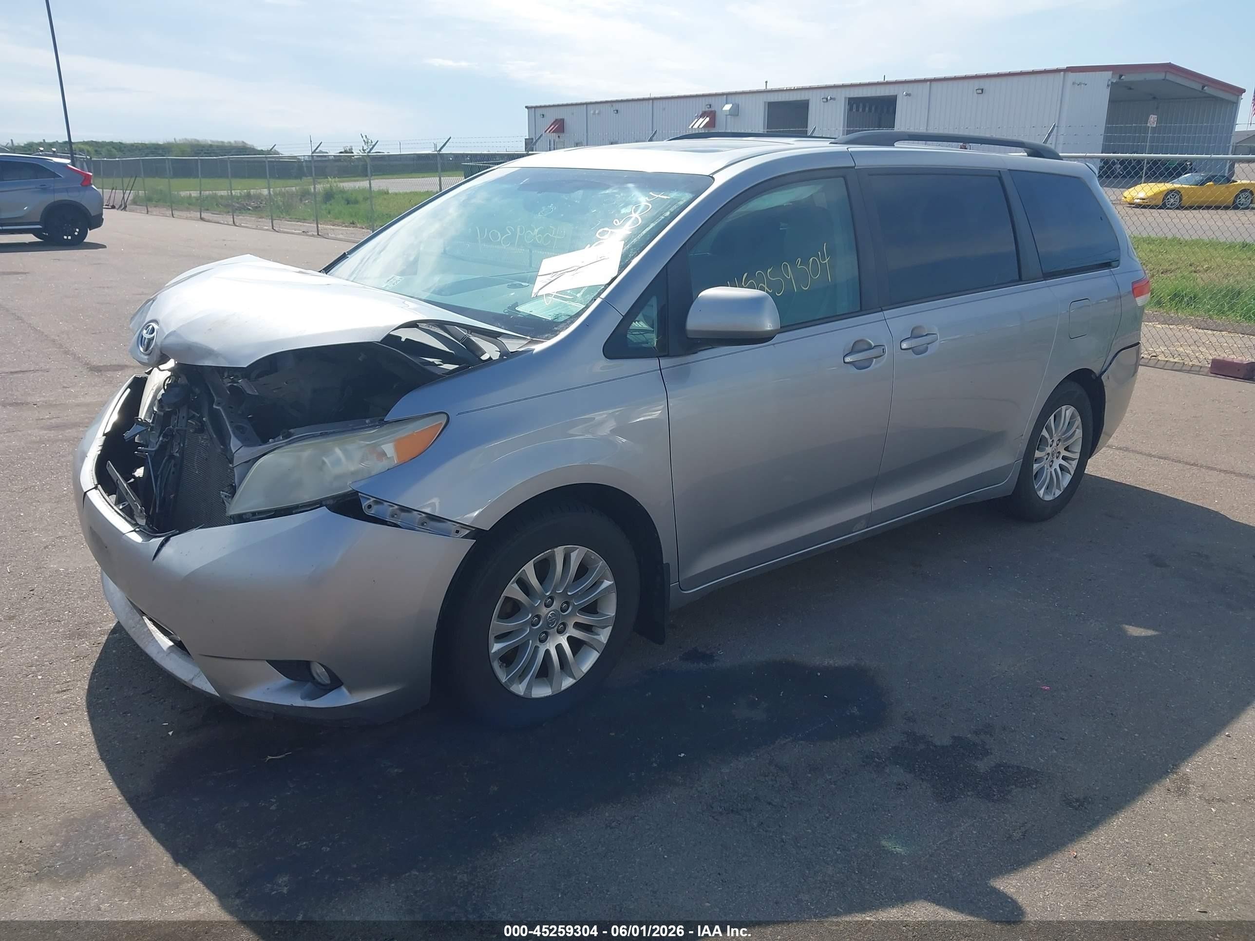 2012 Toyota Sienna Xle V6 8 Passenger Silver vin: 5TDYK3DC7CS231238
