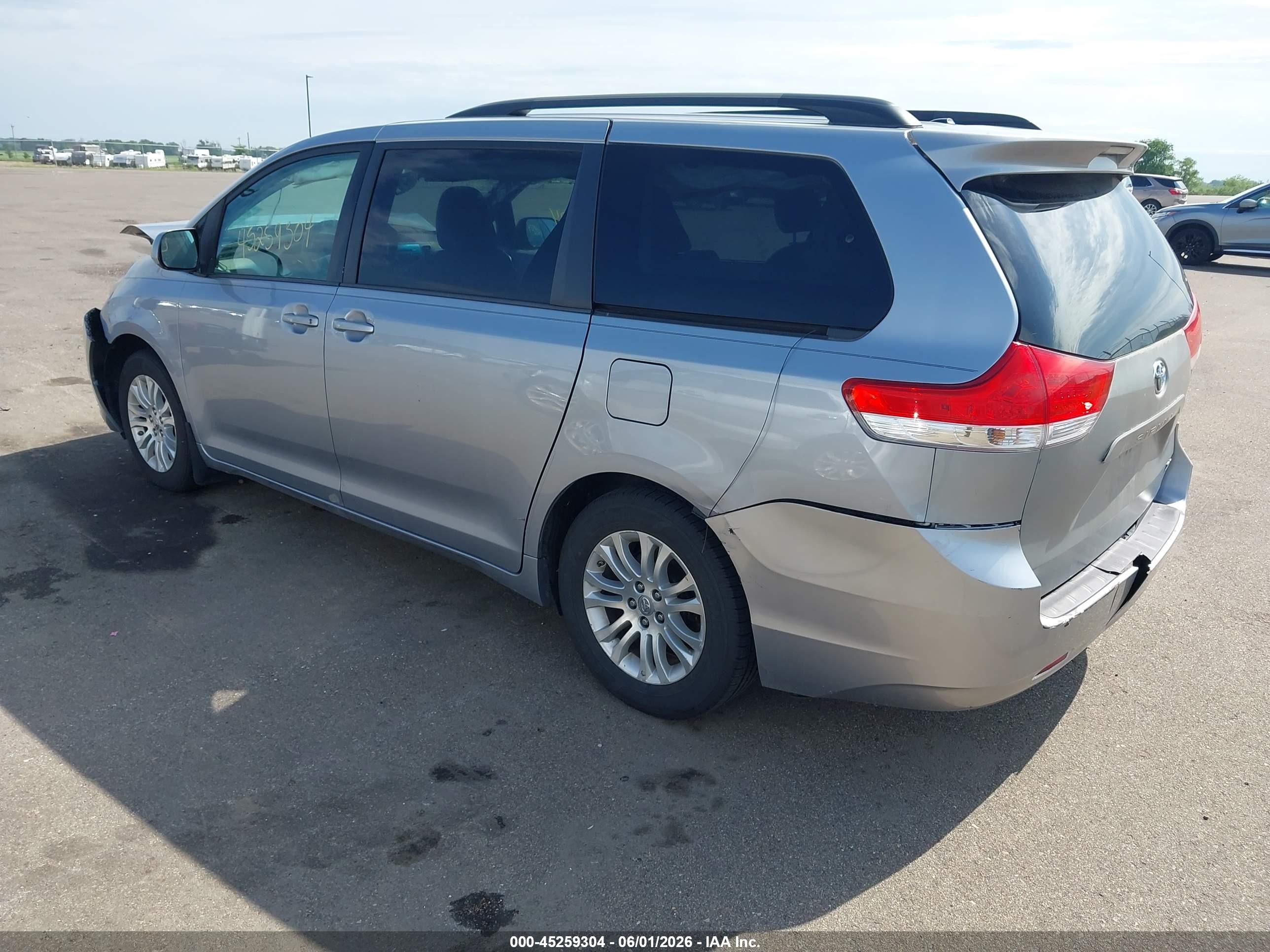 2012 Toyota Sienna Xle V6 8 Passenger Silver vin: 5TDYK3DC7CS231238