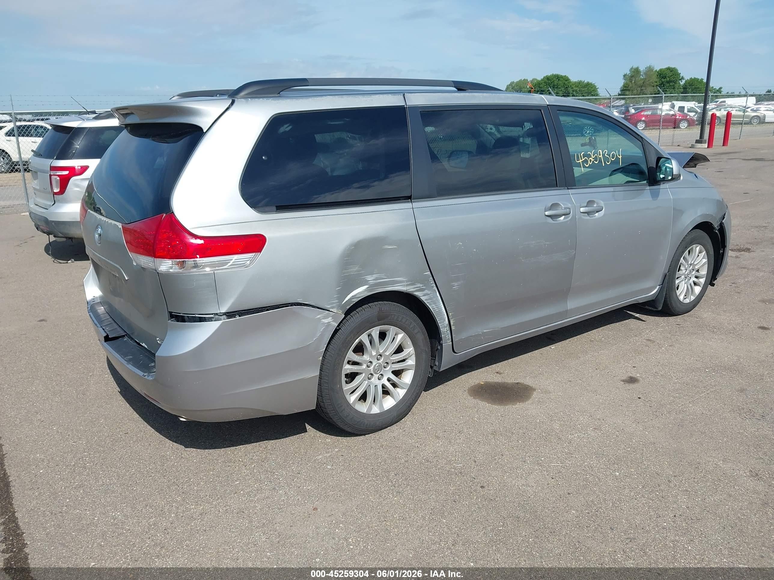 2012 Toyota Sienna Xle V6 8 Passenger Silver vin: 5TDYK3DC7CS231238