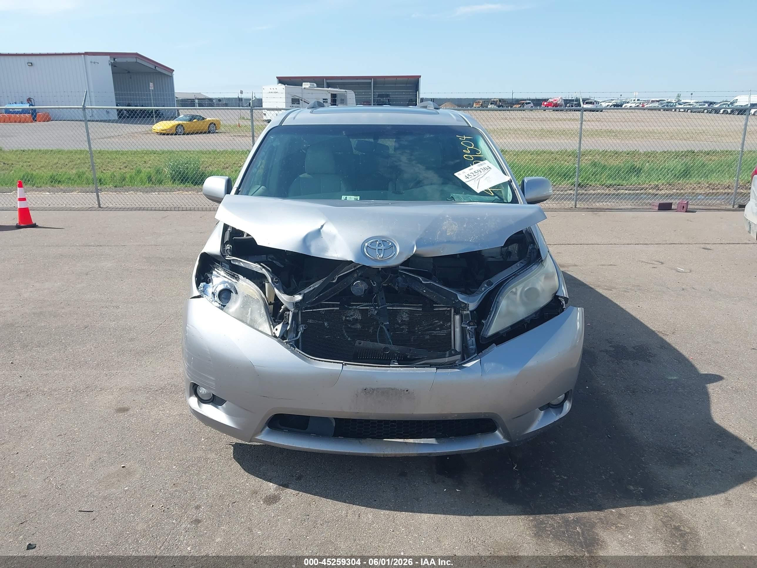 2012 Toyota Sienna Xle V6 8 Passenger Silver vin: 5TDYK3DC7CS231238