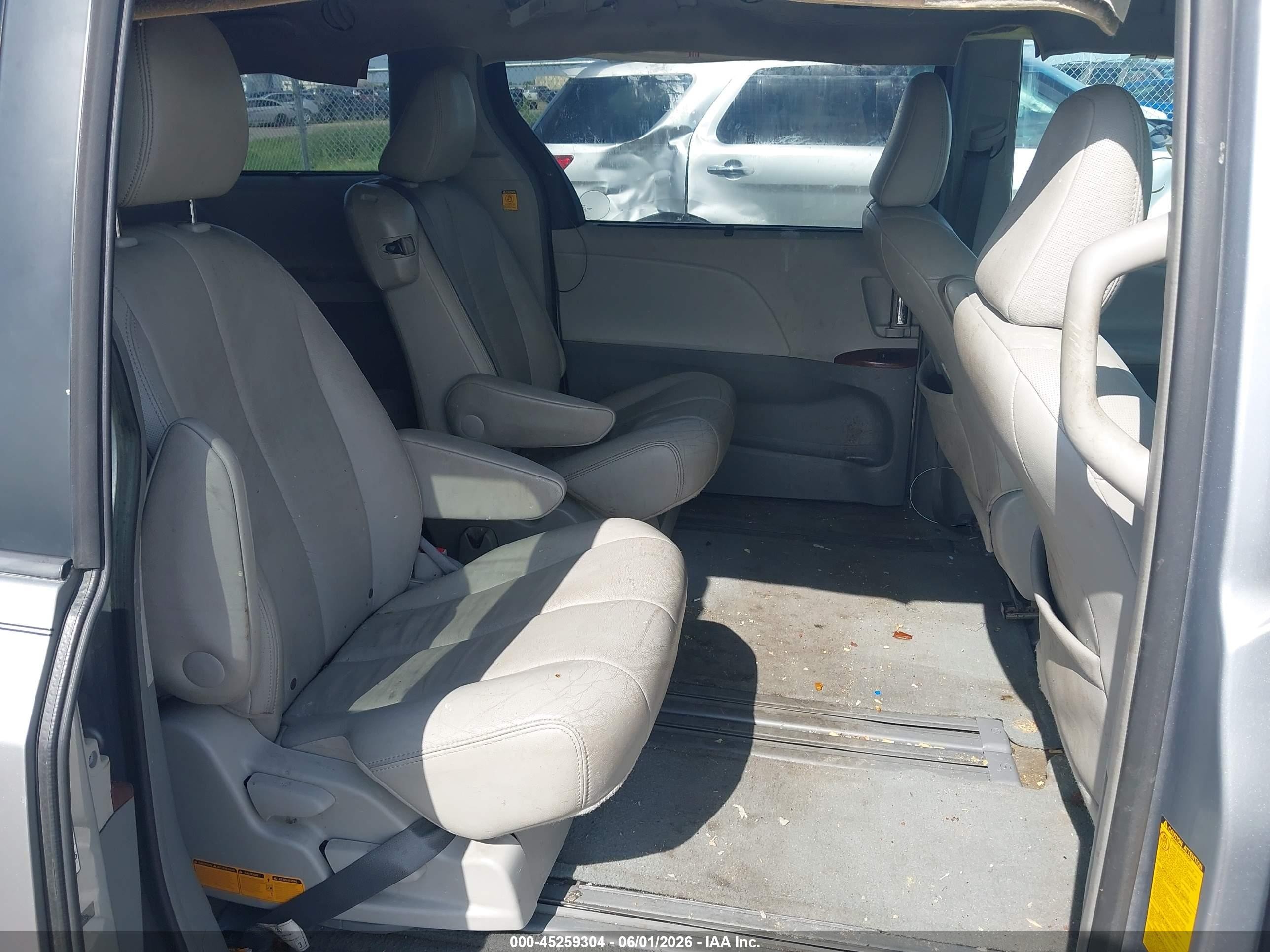 2012 Toyota Sienna Xle V6 8 Passenger Silver vin: 5TDYK3DC7CS231238