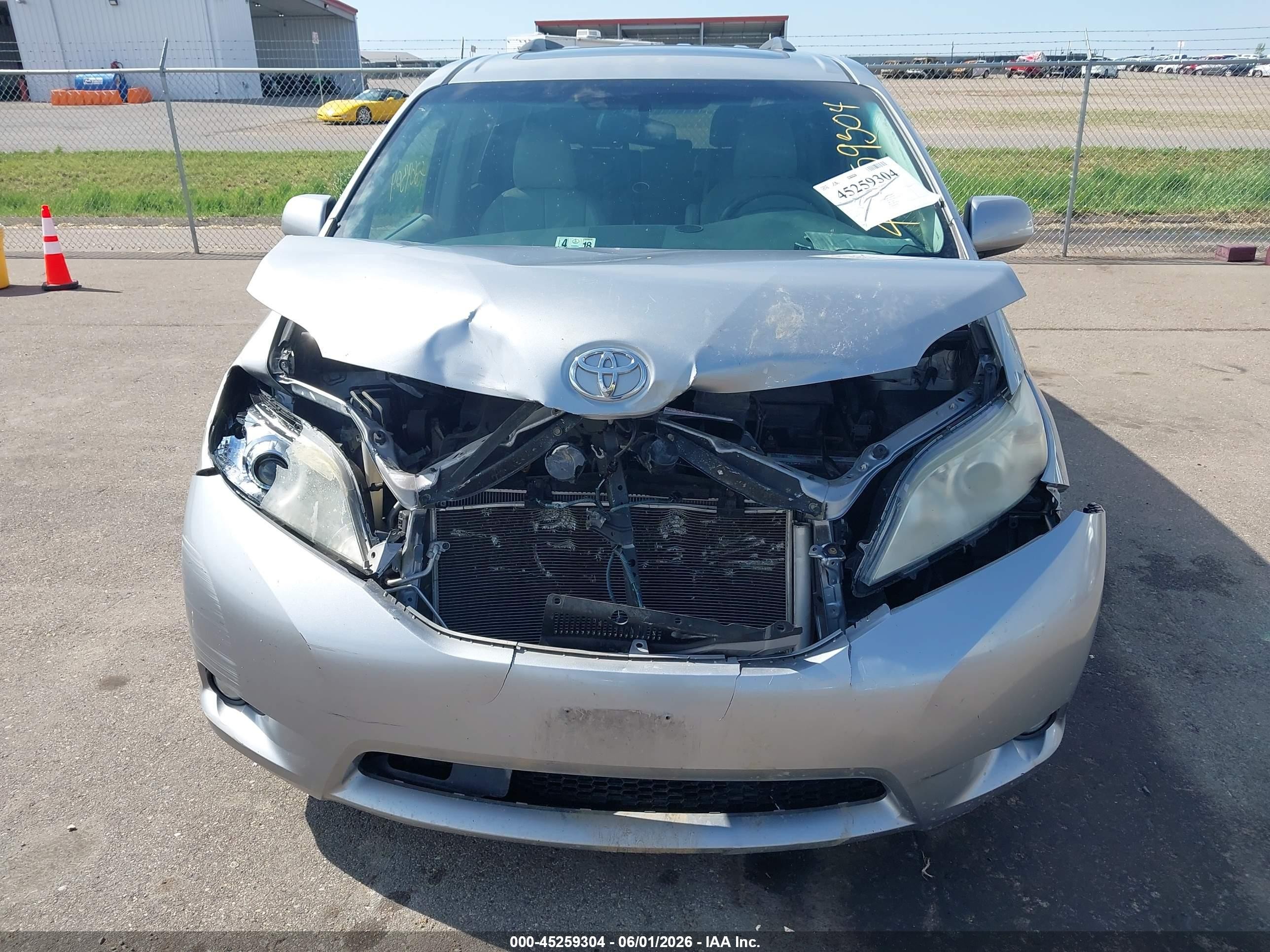 2012 Toyota Sienna Xle V6 8 Passenger Silver vin: 5TDYK3DC7CS231238