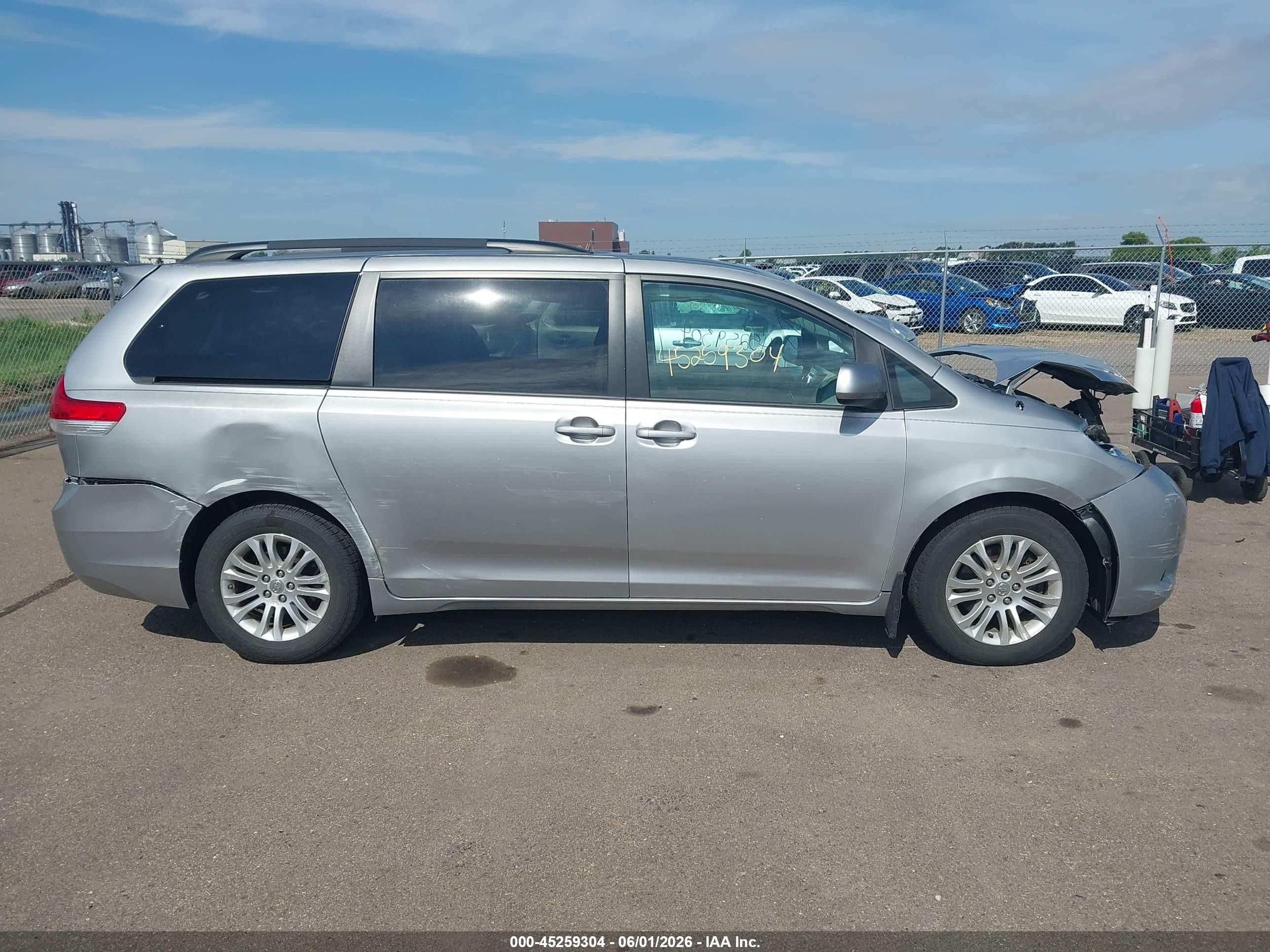2012 Toyota Sienna Xle V6 8 Passenger Silver vin: 5TDYK3DC7CS231238