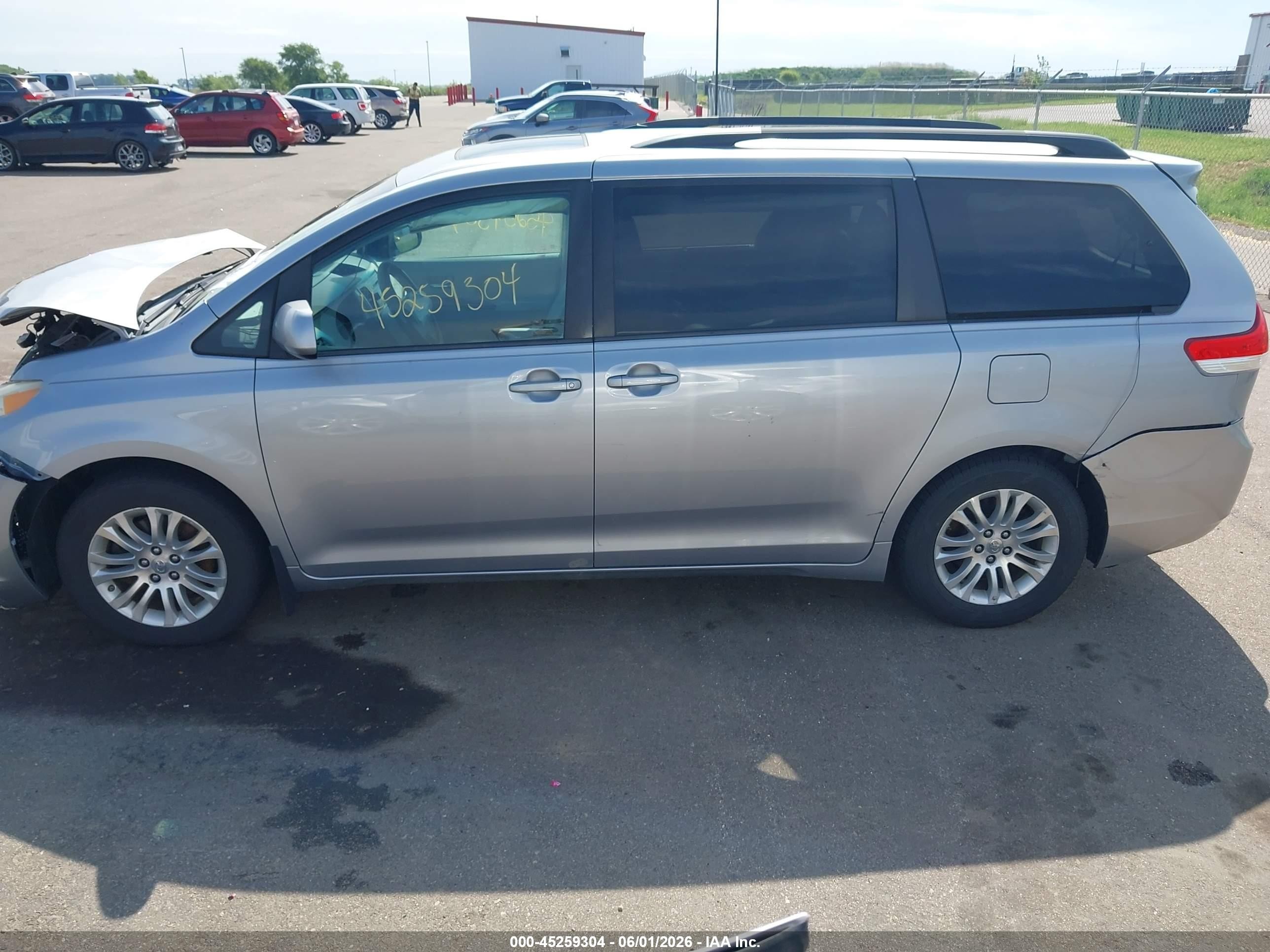 2012 Toyota Sienna Xle V6 8 Passenger Silver vin: 5TDYK3DC7CS231238