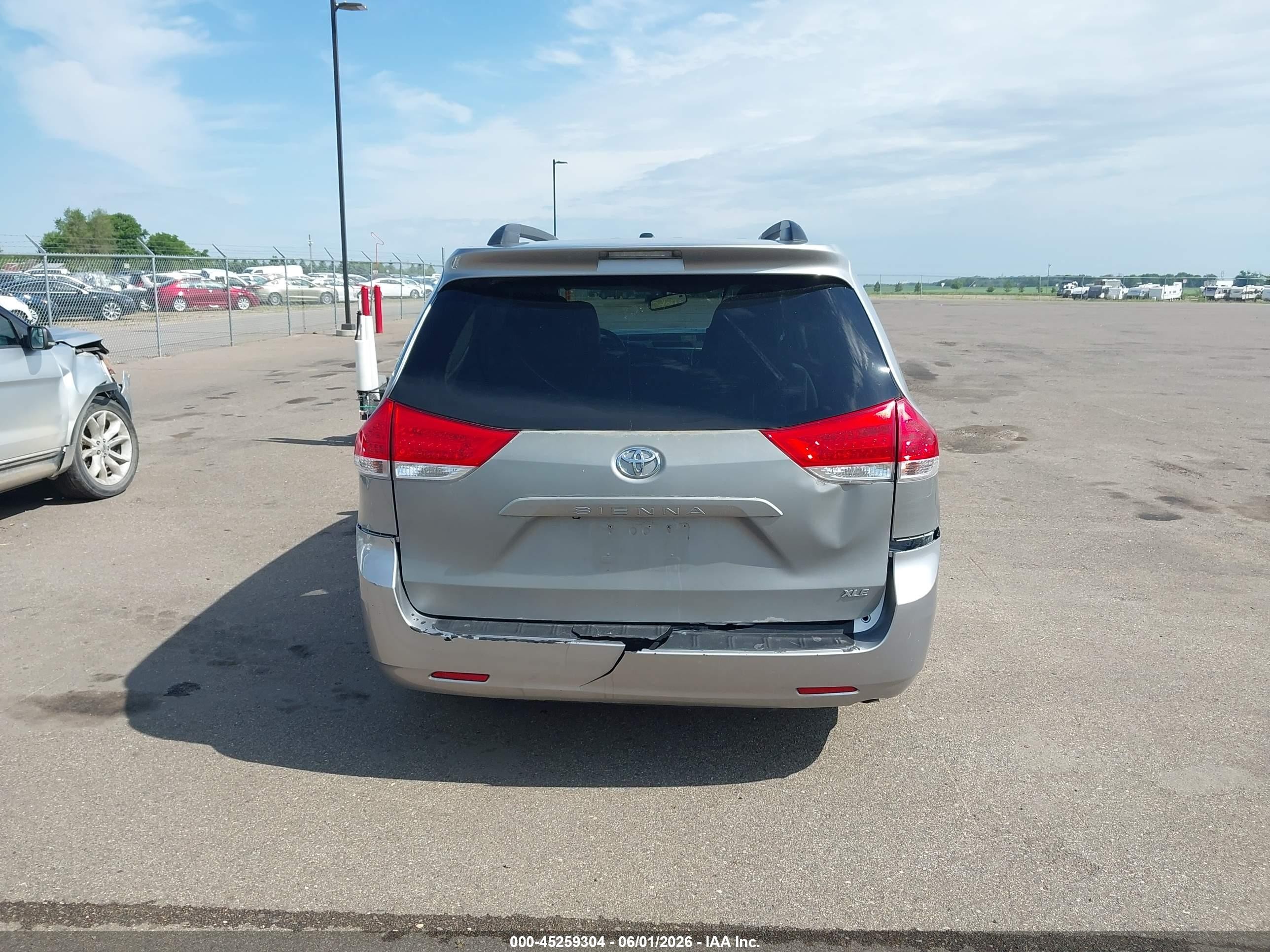 2012 Toyota Sienna Xle V6 8 Passenger Silver vin: 5TDYK3DC7CS231238