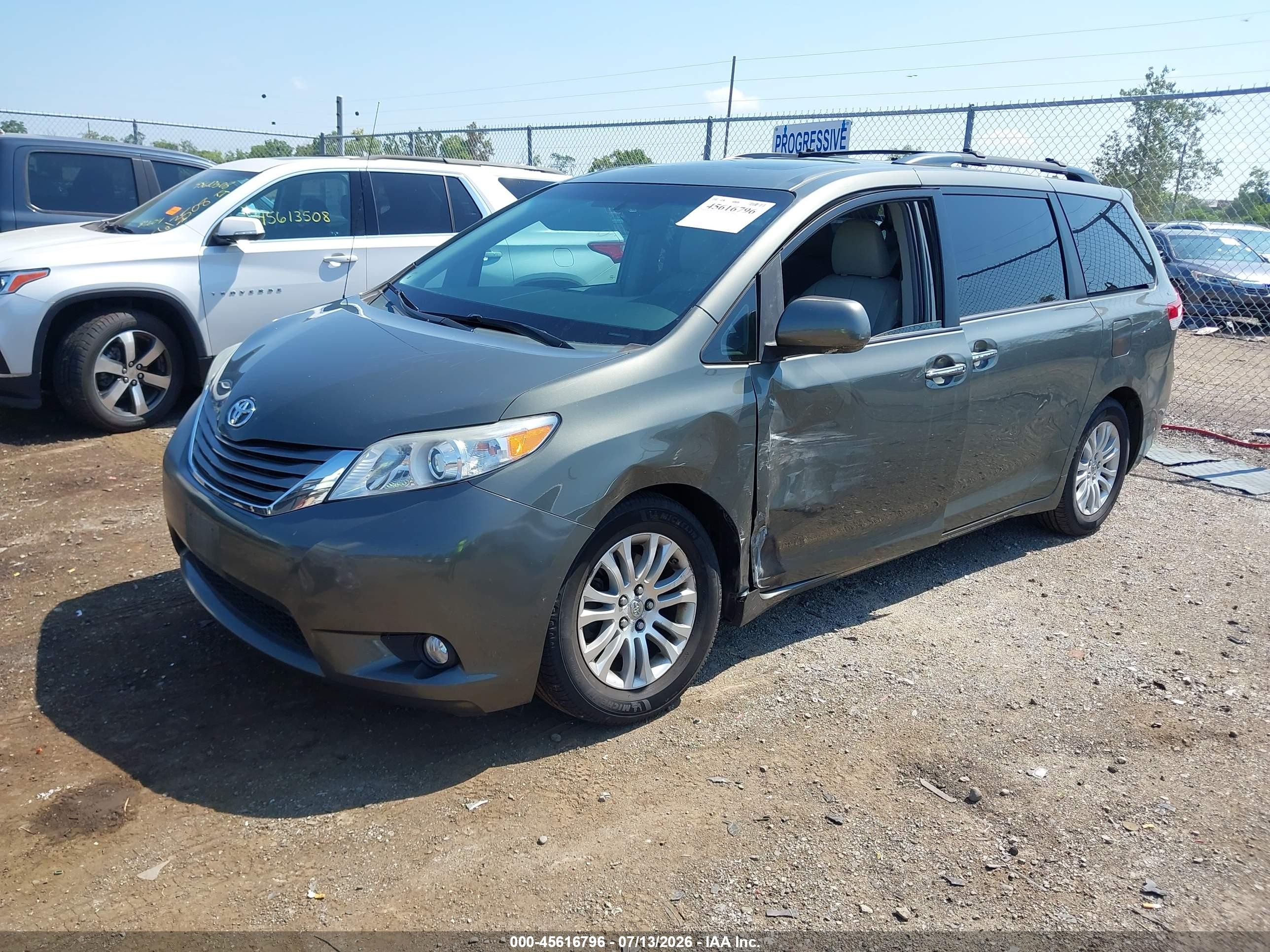 2012 Toyota Sienna Xle V6 8 Passenger Gray vin: 5TDYK3DC7CS237444