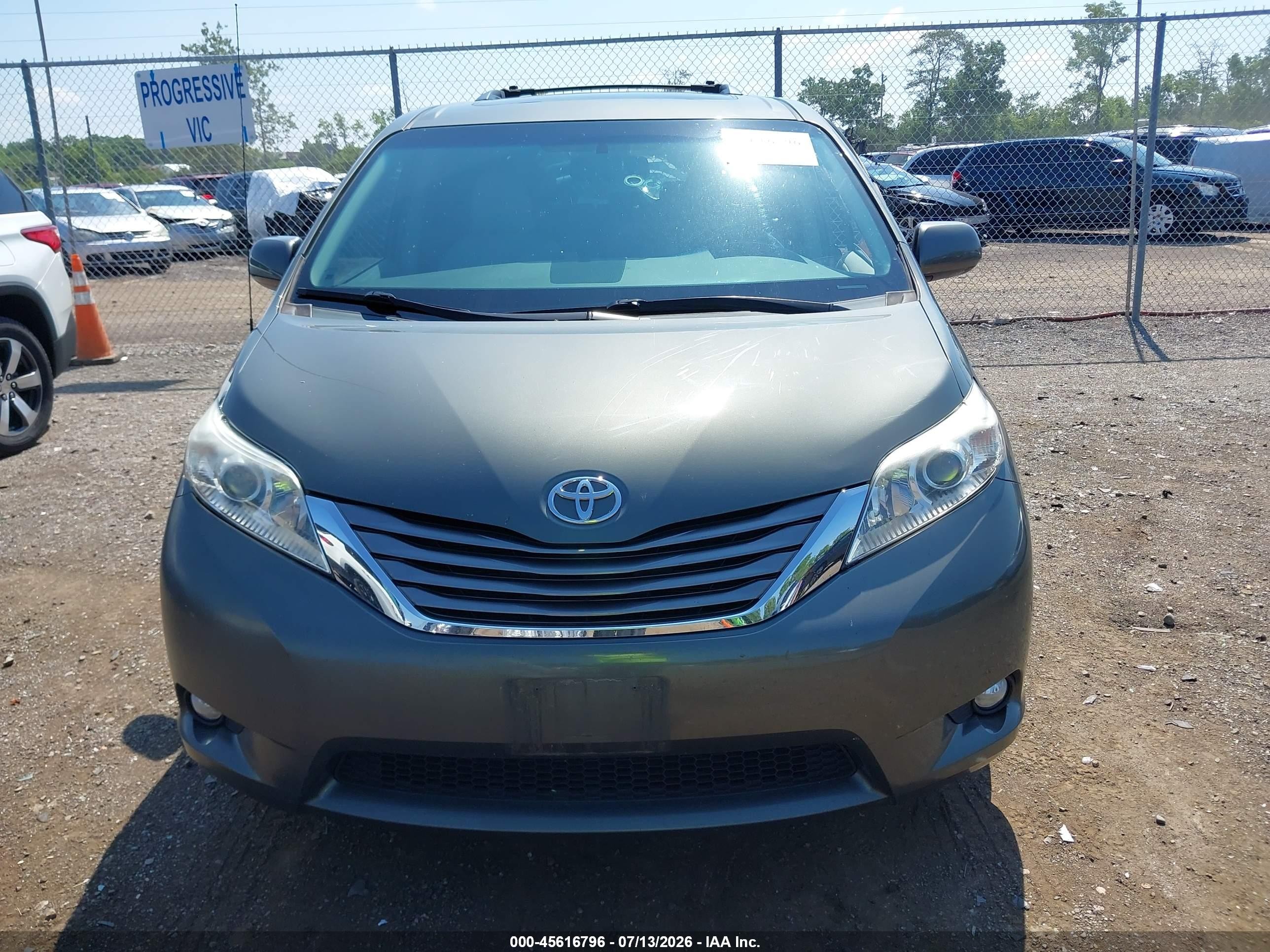 2012 Toyota Sienna Xle V6 8 Passenger Gray vin: 5TDYK3DC7CS237444