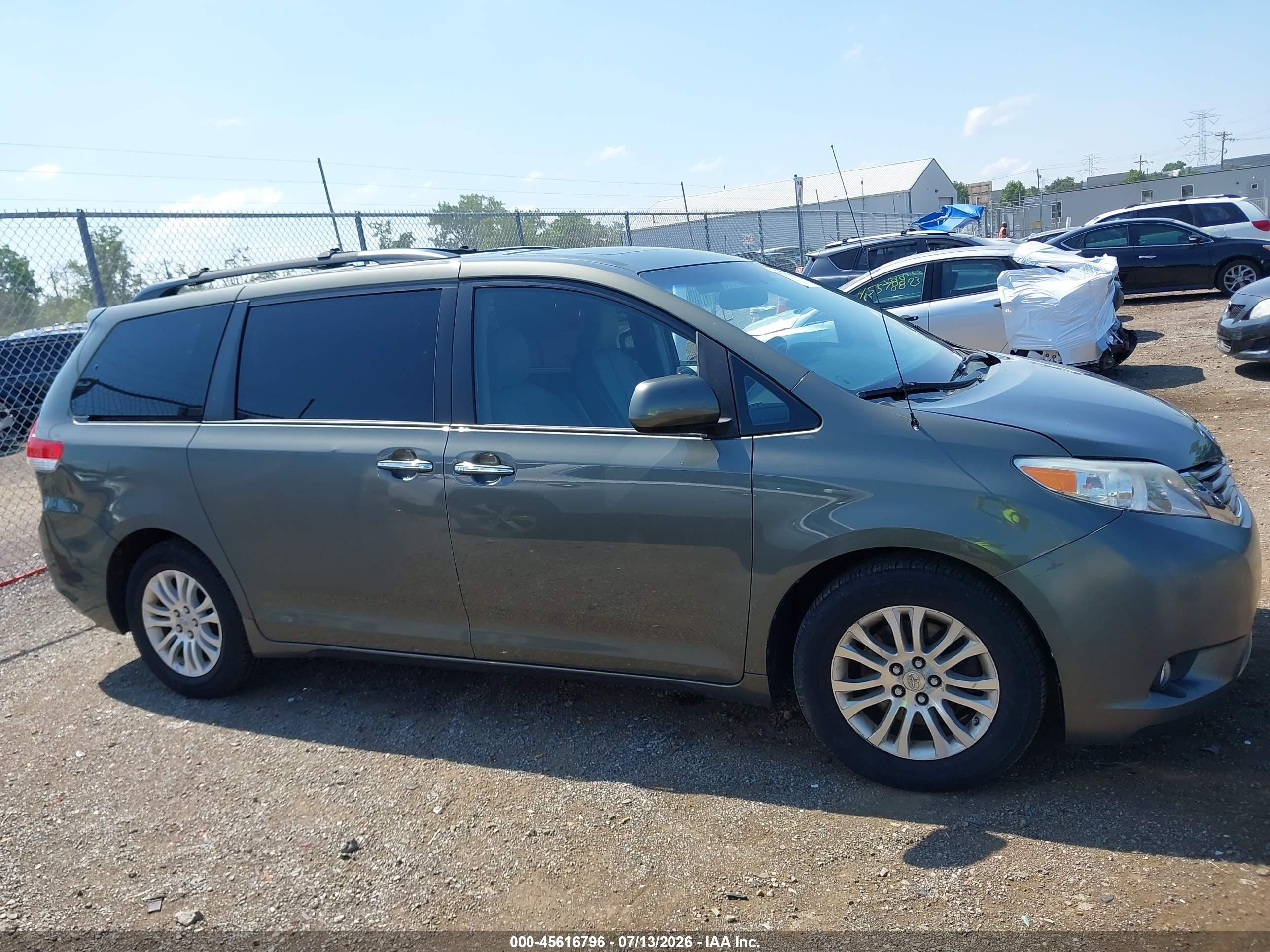 2012 Toyota Sienna Xle V6 8 Passenger Gray vin: 5TDYK3DC7CS237444