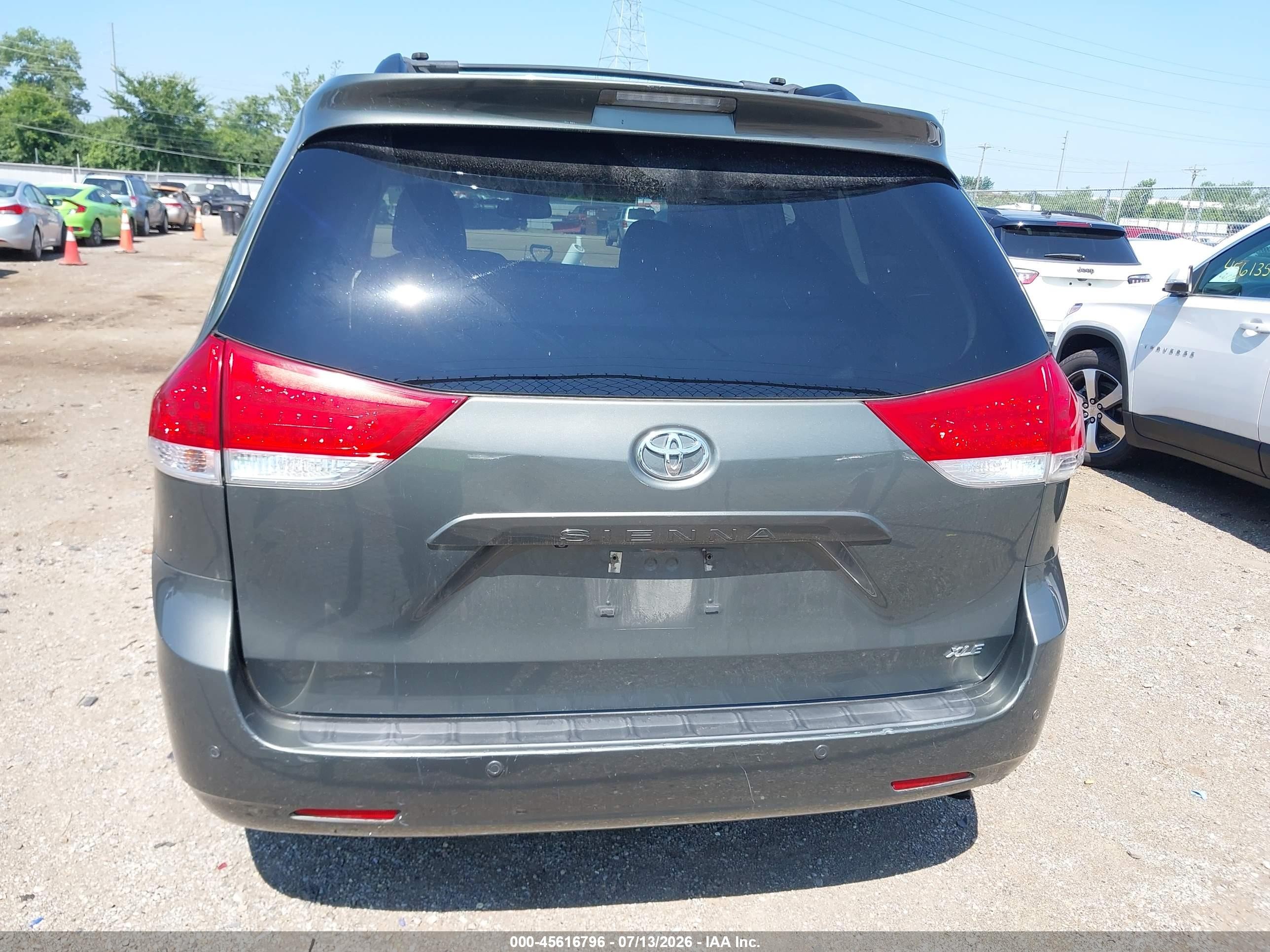 2012 Toyota Sienna Xle V6 8 Passenger Gray vin: 5TDYK3DC7CS237444