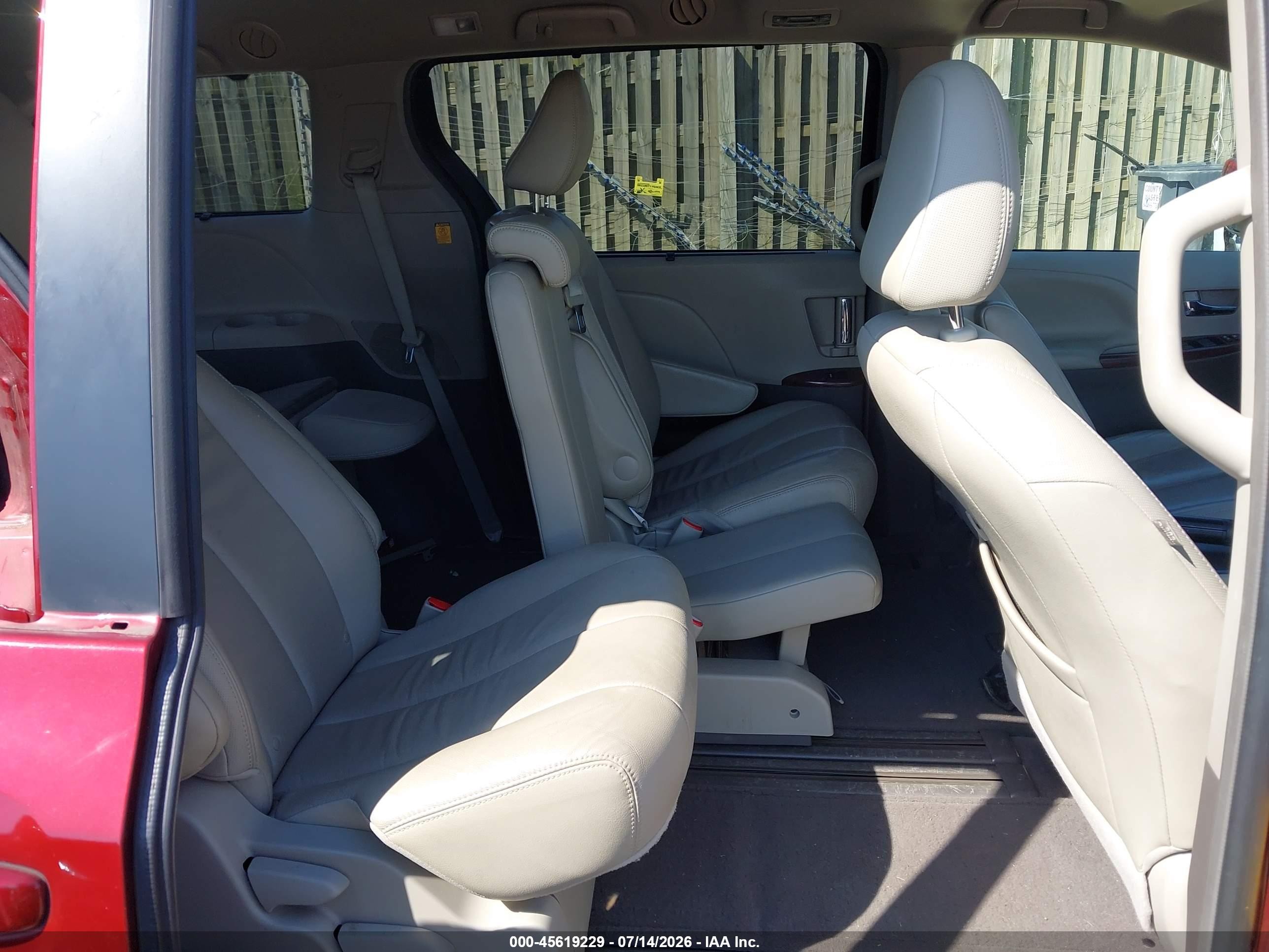 2012 Toyota Sienna Xle V6 8 Passenger Бордовый vin: 5TDYK3DC7CS268855