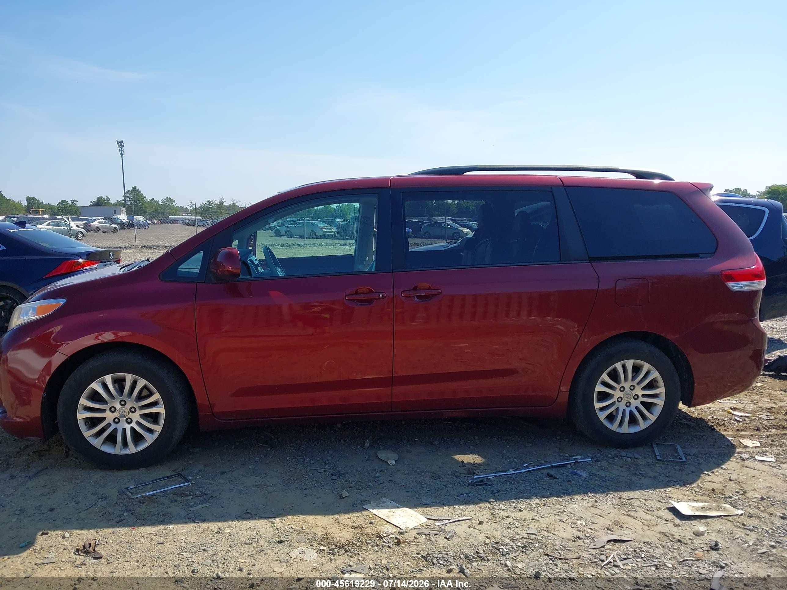2012 Toyota Sienna Xle V6 8 Passenger Бордовый vin: 5TDYK3DC7CS268855