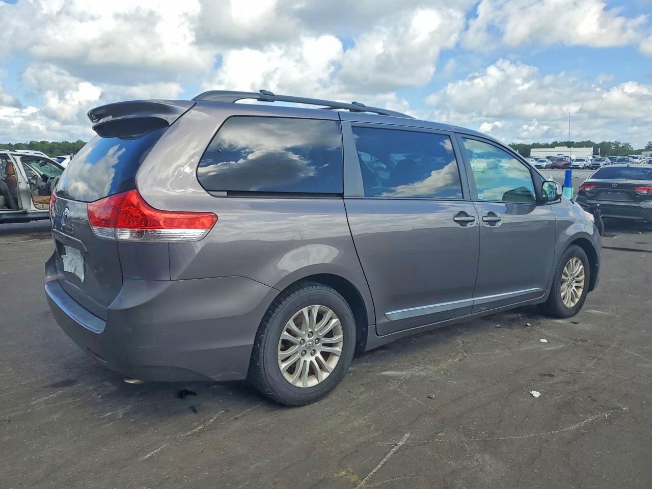 2012 Toyota Sienna Xle 8-passenger Gray vin: 5TDYK3DC7CS273344