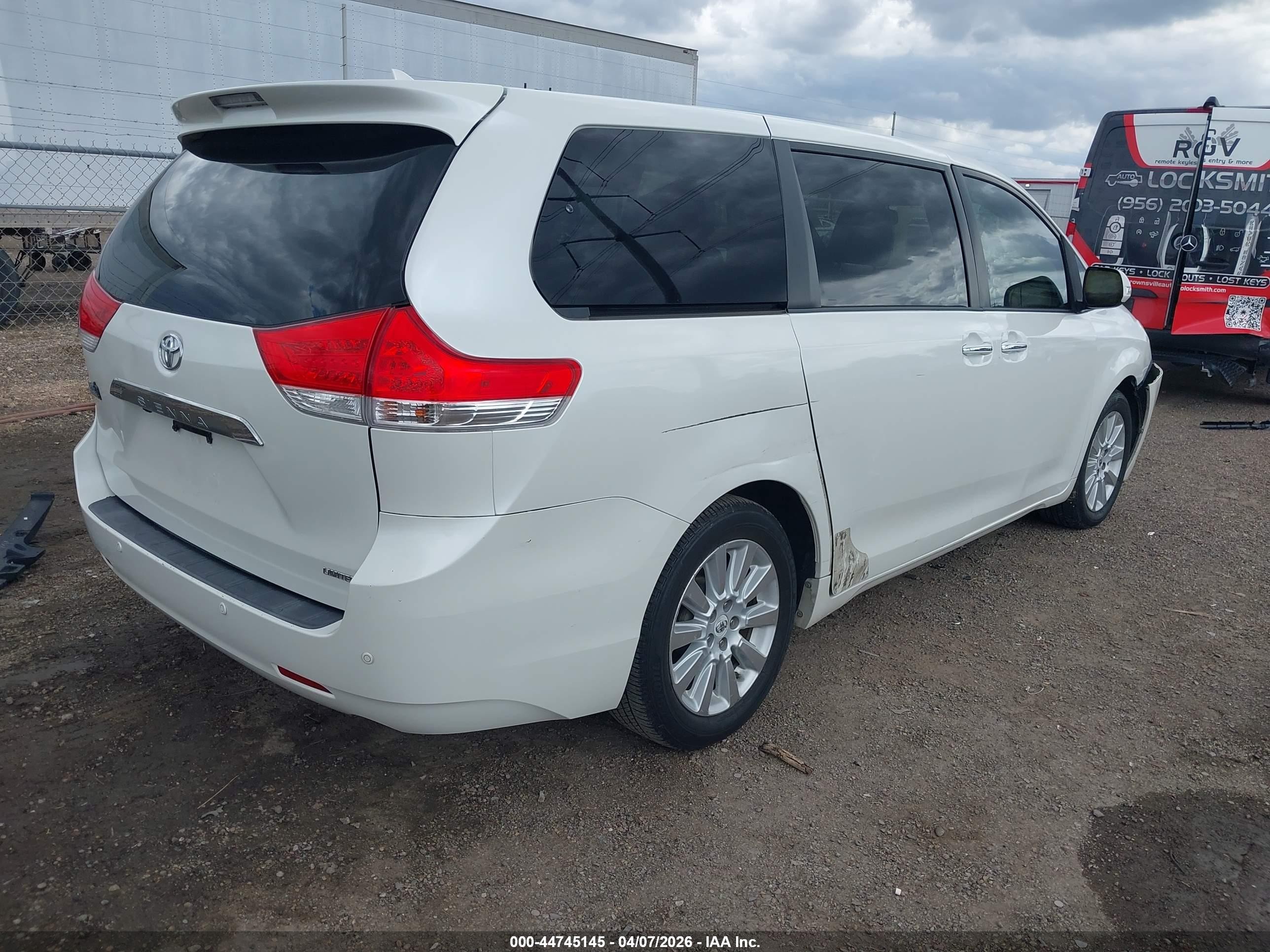 2013 Toyota Sienna Limited V6 7 Passenger White vin: 5TDYK3DC7DS285334