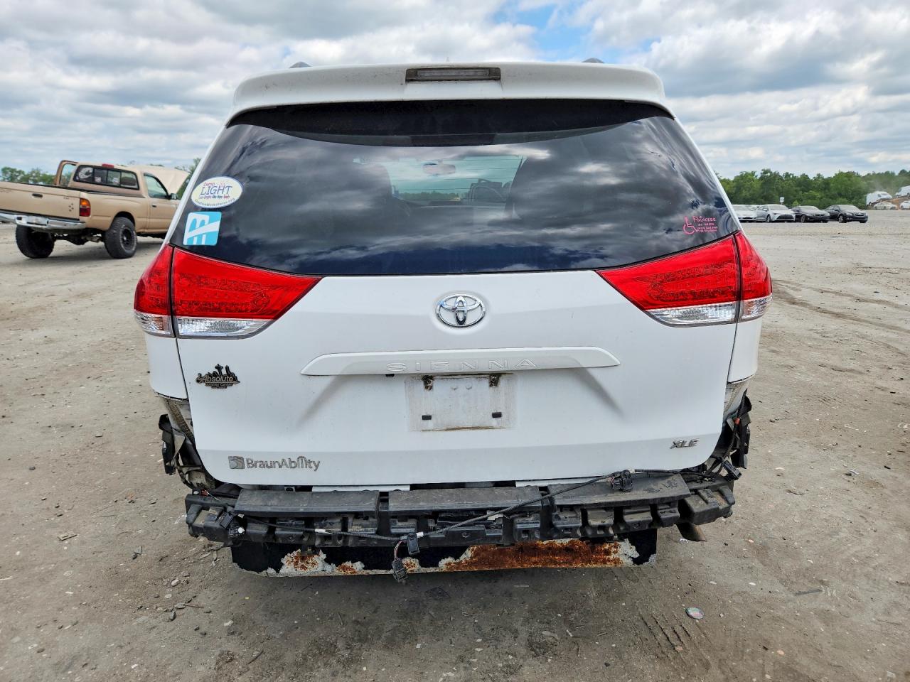 2013 Toyota Sienna Xle 8-passenger White vin: 5TDYK3DC7DS289352