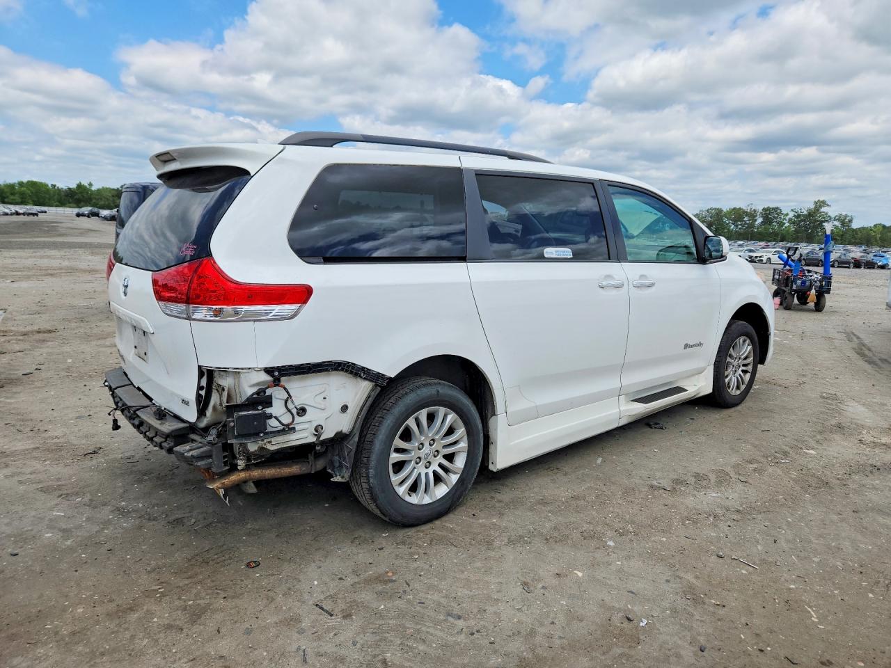 2013 Toyota Sienna Xle 8-passenger White vin: 5TDYK3DC7DS289352