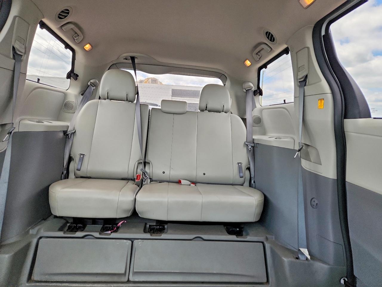 2013 Toyota Sienna Xle 8-passenger White vin: 5TDYK3DC7DS289352