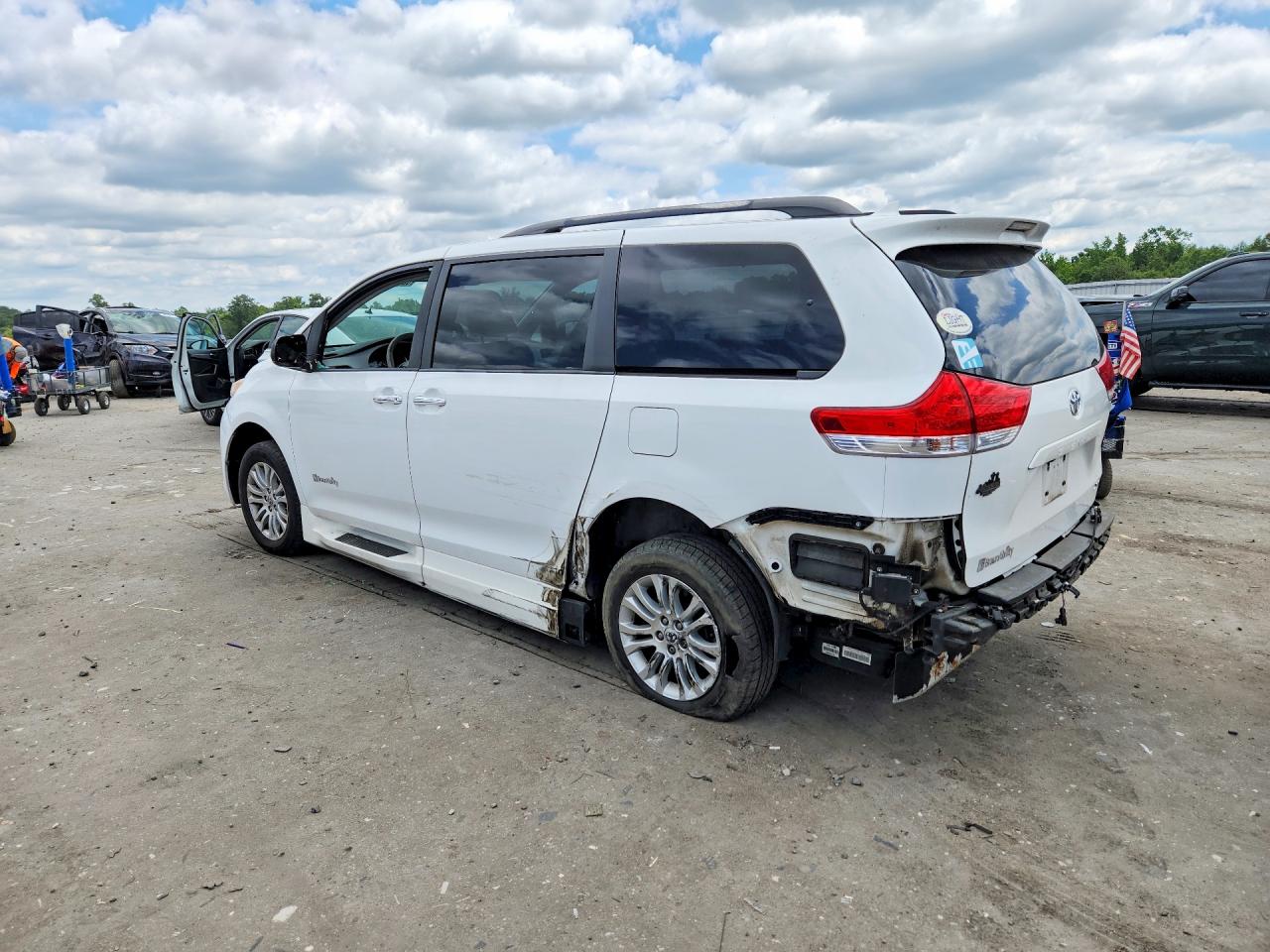 2013 Toyota Sienna Xle 8-passenger White vin: 5TDYK3DC7DS289352
