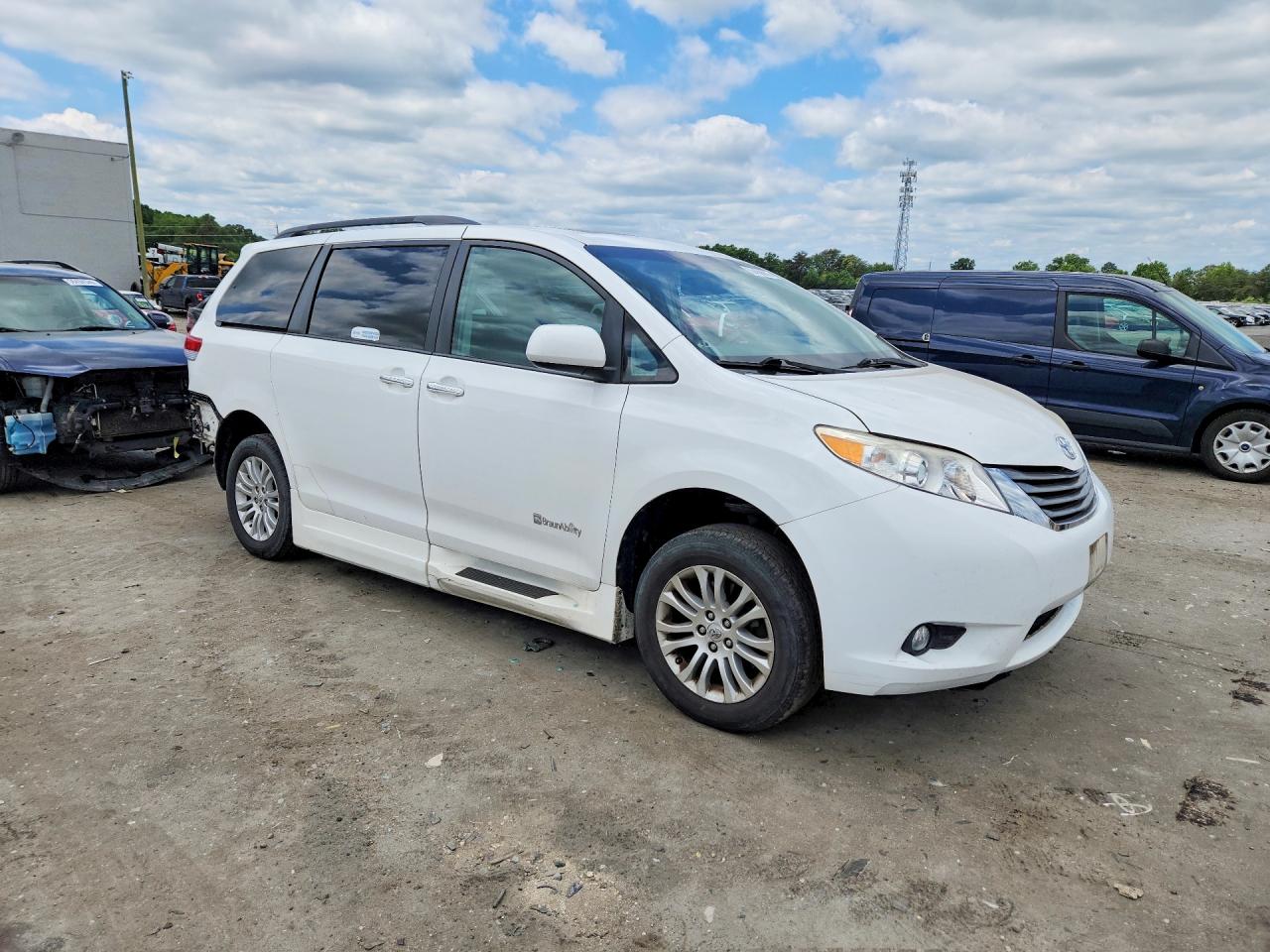 2013 Toyota Sienna Xle 8-passenger White vin: 5TDYK3DC7DS289352