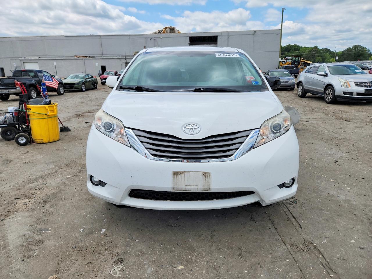 2013 Toyota Sienna Xle 8-passenger White vin: 5TDYK3DC7DS289352