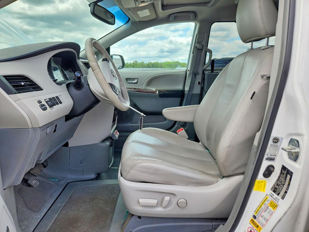 2013 Toyota Sienna Xle 8-passenger White vin: 5TDYK3DC7DS289352