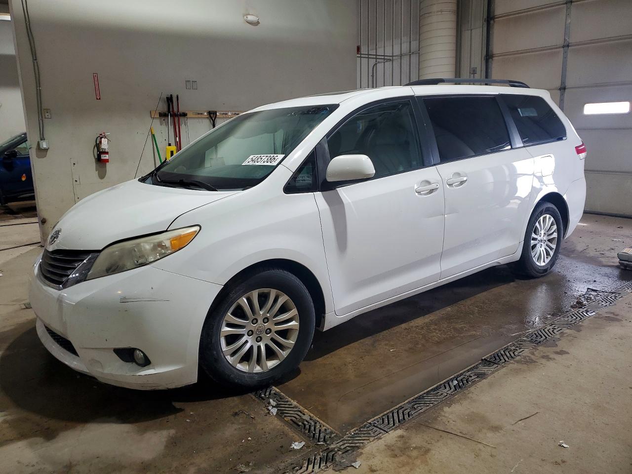 2013 Toyota Sienna Xle 8-passenger White vin: 5TDYK3DC7DS292705