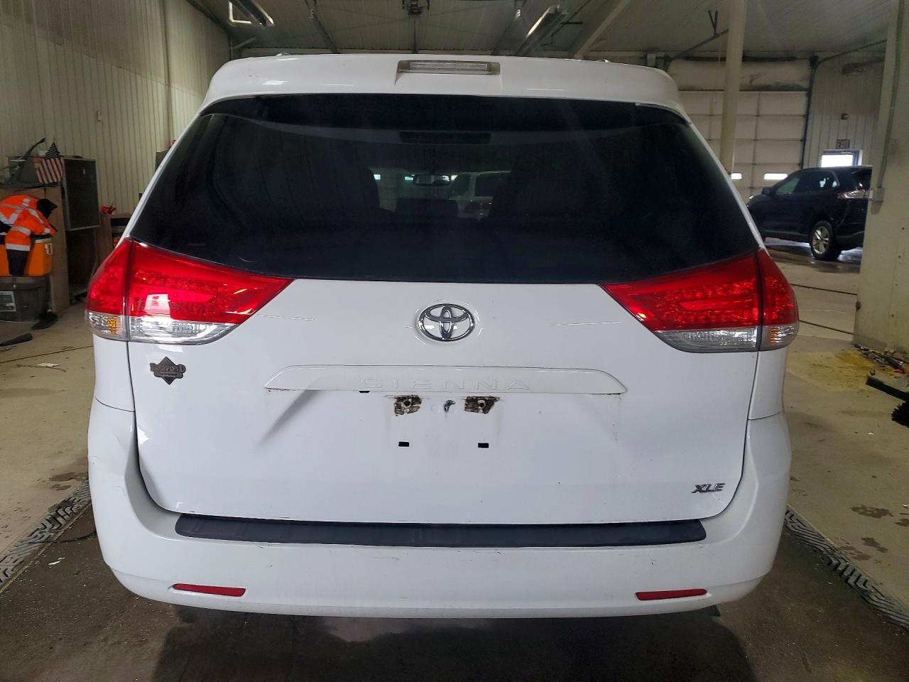 2013 Toyota Sienna Xle 8-passenger White vin: 5TDYK3DC7DS292705
