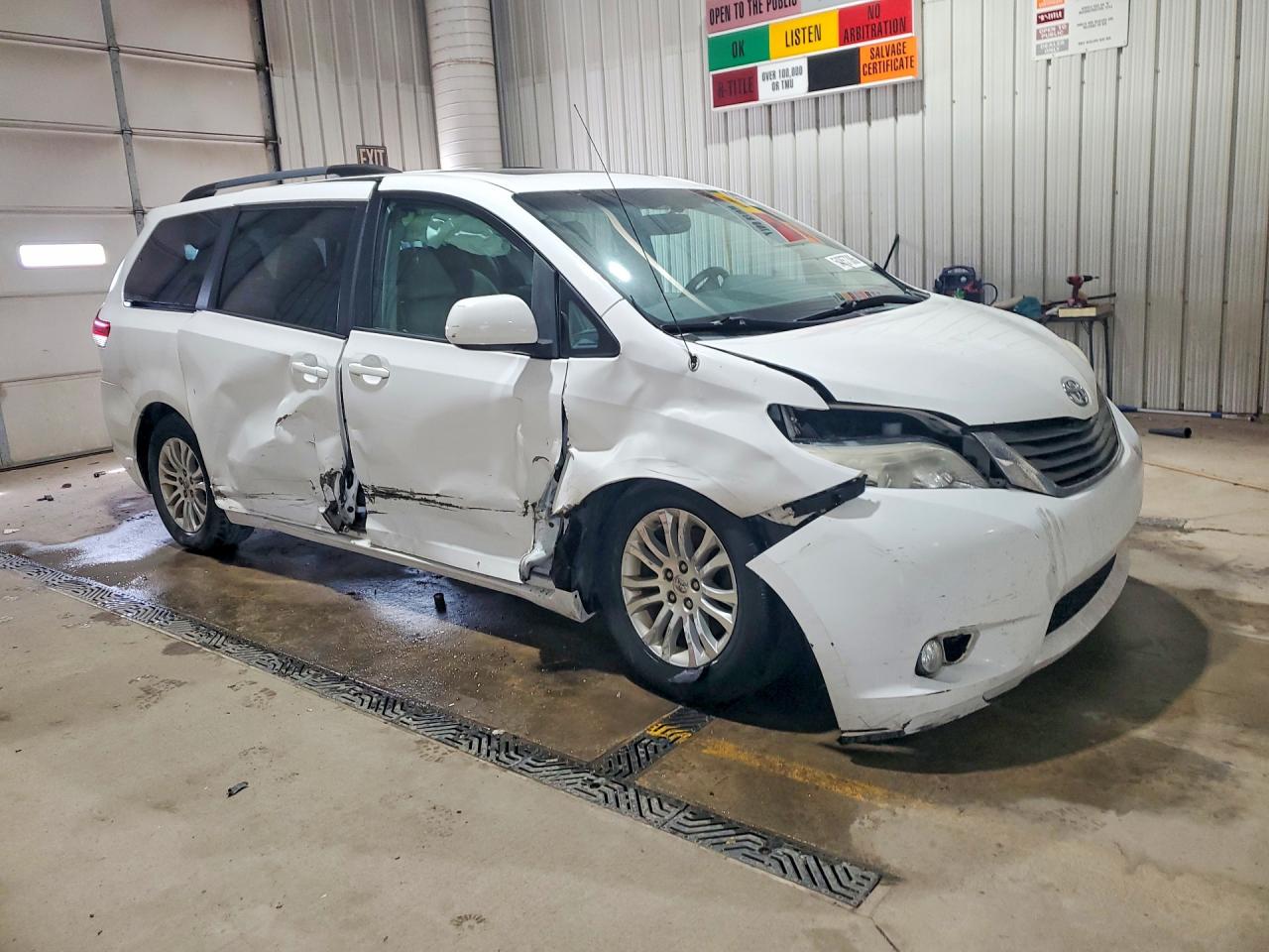 2013 Toyota Sienna Xle 8-passenger White vin: 5TDYK3DC7DS292705