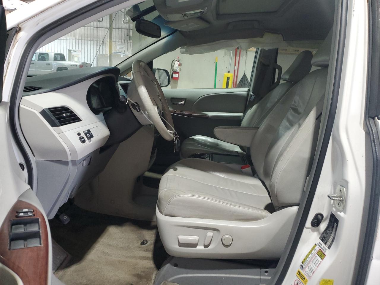 2013 Toyota Sienna Xle 8-passenger White vin: 5TDYK3DC7DS292705