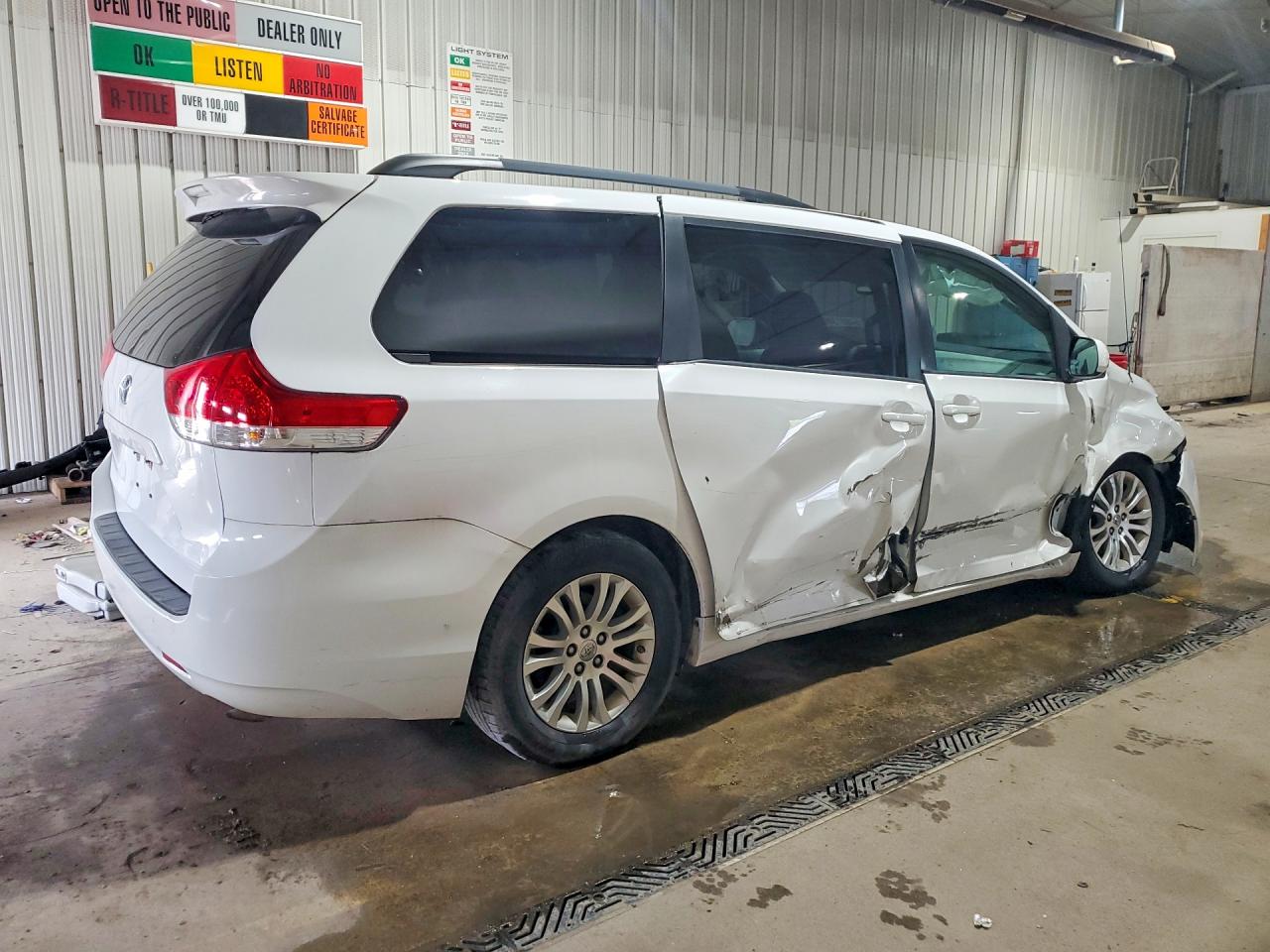 2013 Toyota Sienna Xle 8-passenger White vin: 5TDYK3DC7DS292705