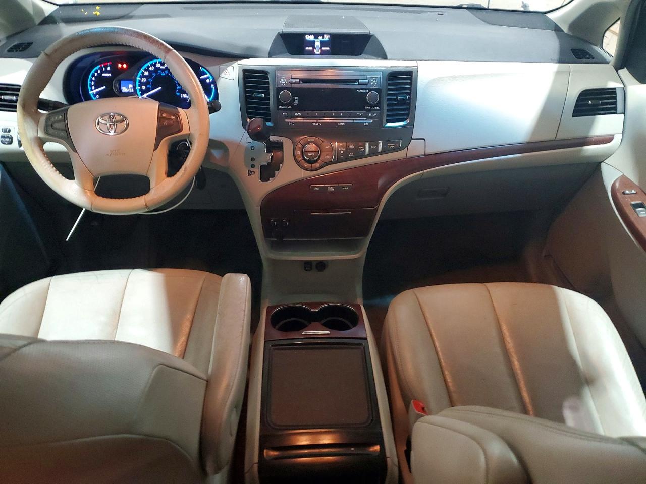 2013 Toyota Sienna Xle 8-passenger White vin: 5TDYK3DC7DS292705