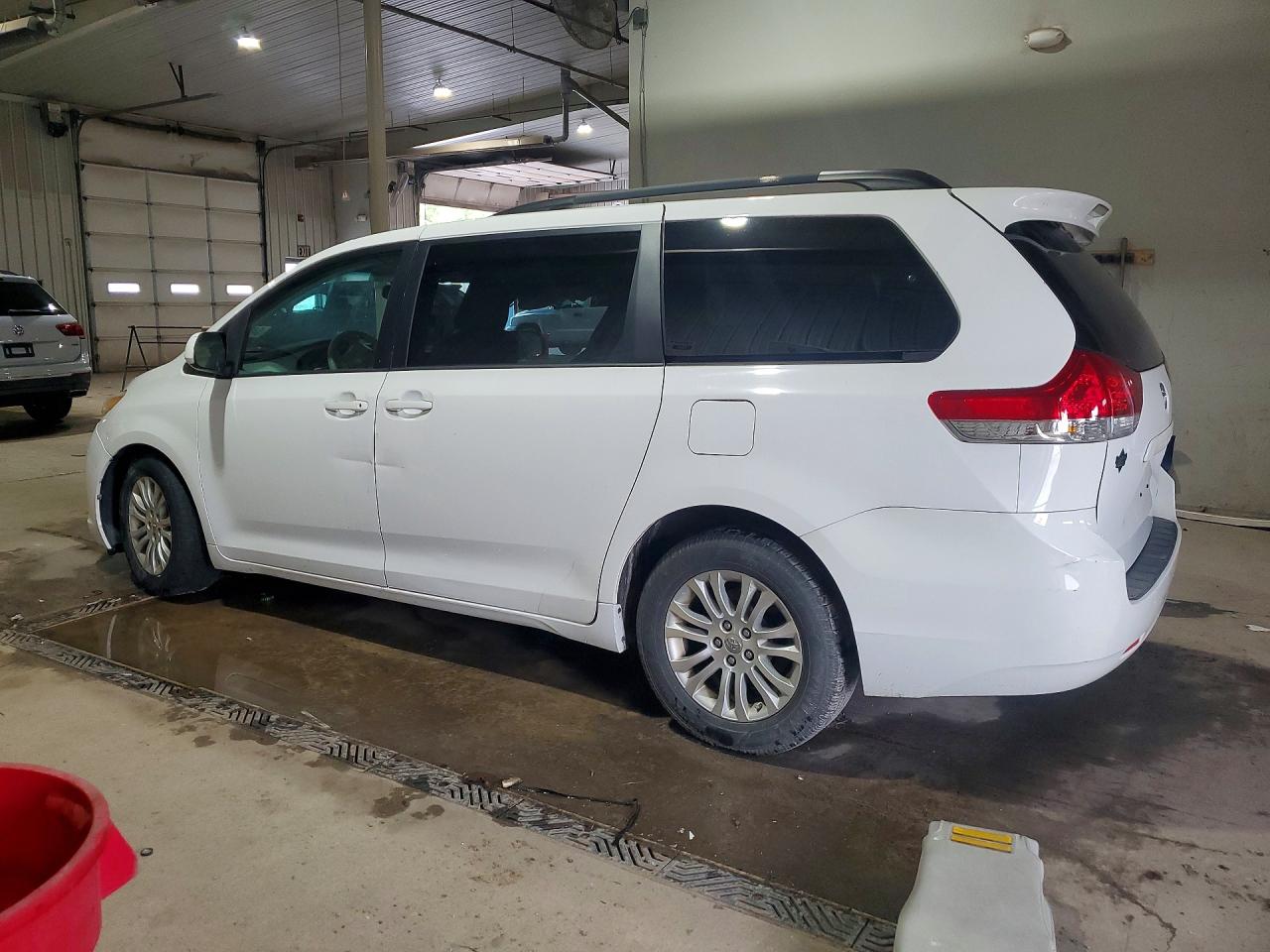 2013 Toyota Sienna Xle 8-passenger White vin: 5TDYK3DC7DS292705