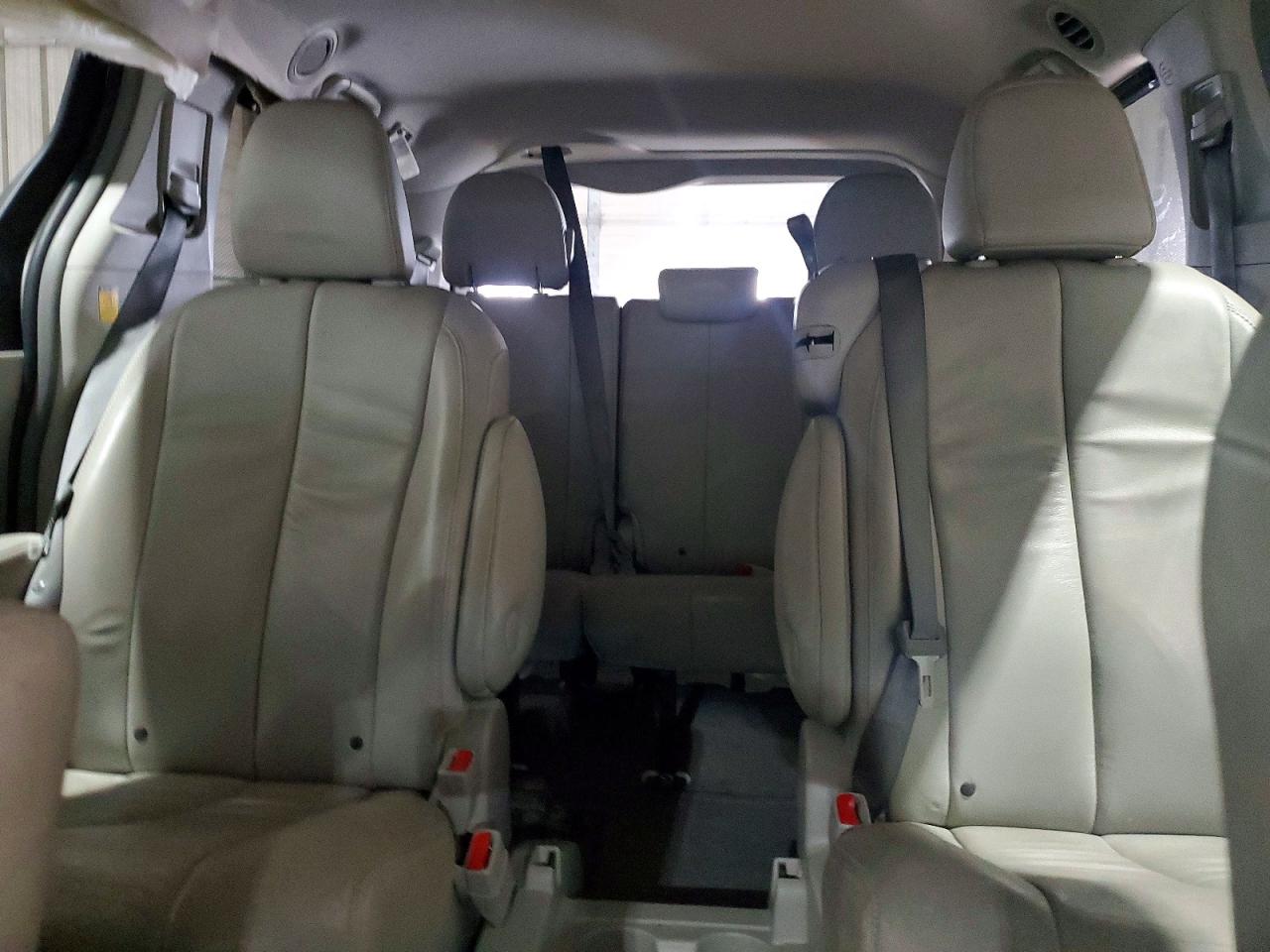 2013 Toyota Sienna Xle 8-passenger White vin: 5TDYK3DC7DS292705