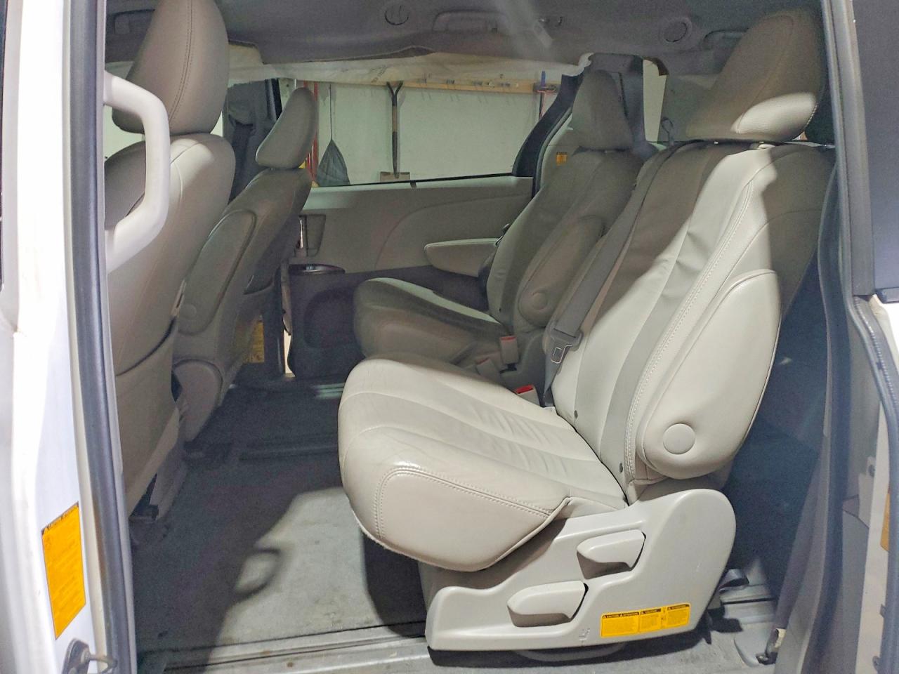 2013 Toyota Sienna Xle 8-passenger White vin: 5TDYK3DC7DS292705