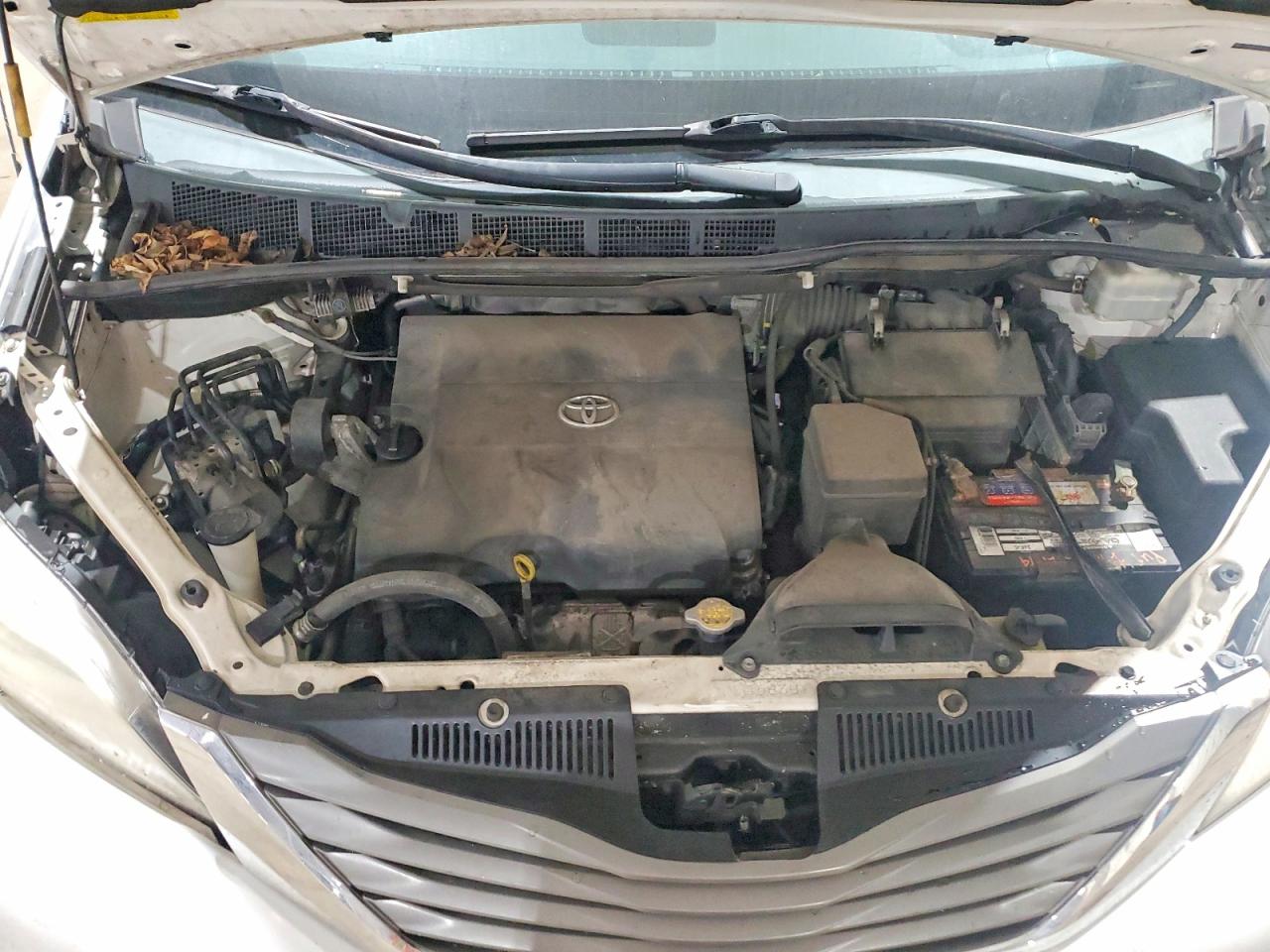 2013 Toyota Sienna Xle 8-passenger White vin: 5TDYK3DC7DS292705