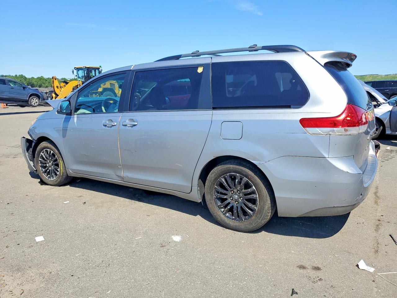 2013 Toyota Sienna Xle 8-passenger Silver vin: 5TDYK3DC7DS309177