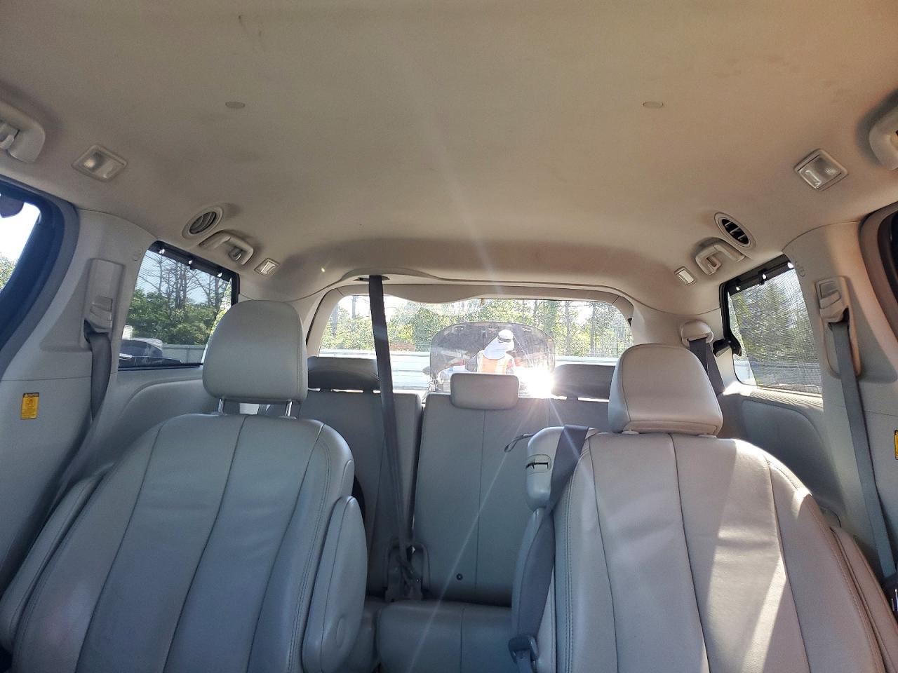 2013 Toyota Sienna Xle 8-passenger Silver vin: 5TDYK3DC7DS309177