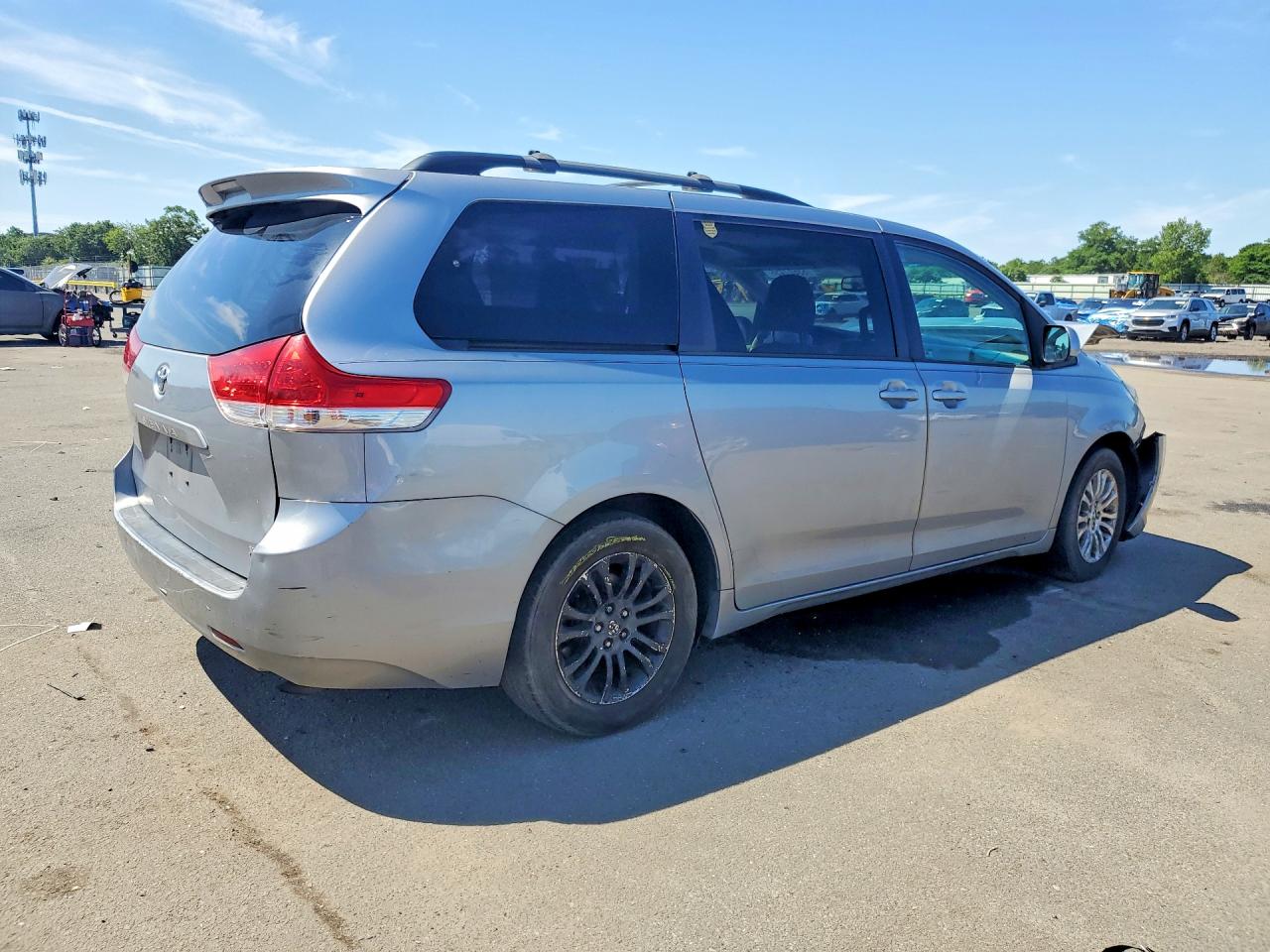 2013 Toyota Sienna Xle 8-passenger Silver vin: 5TDYK3DC7DS309177