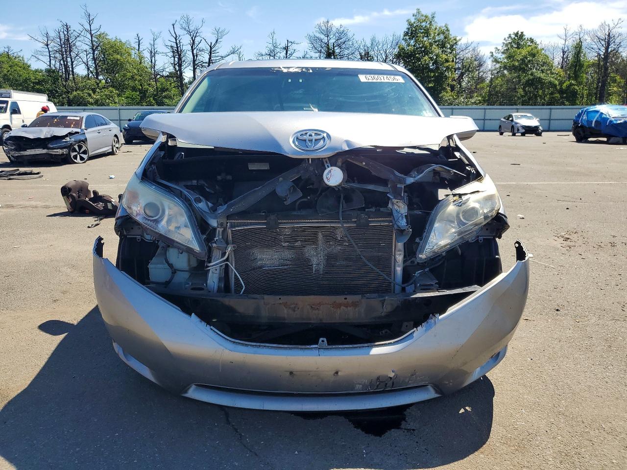 2013 Toyota Sienna Xle 8-passenger Silver vin: 5TDYK3DC7DS309177