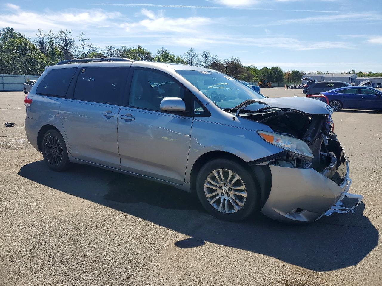 2013 Toyota Sienna Xle 8-passenger Silver vin: 5TDYK3DC7DS309177