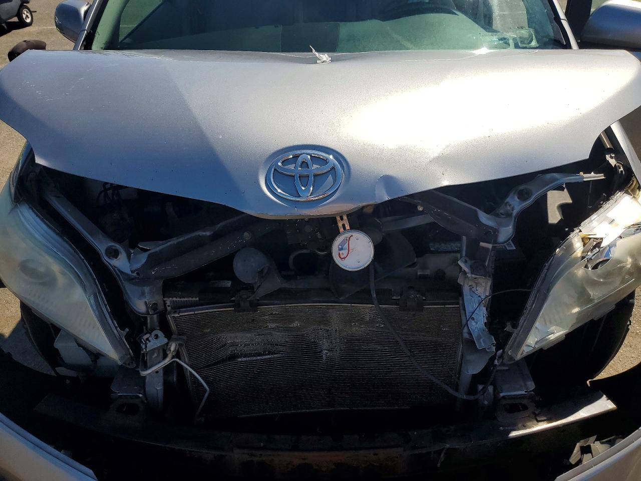 2013 Toyota Sienna Xle 8-passenger Silver vin: 5TDYK3DC7DS309177