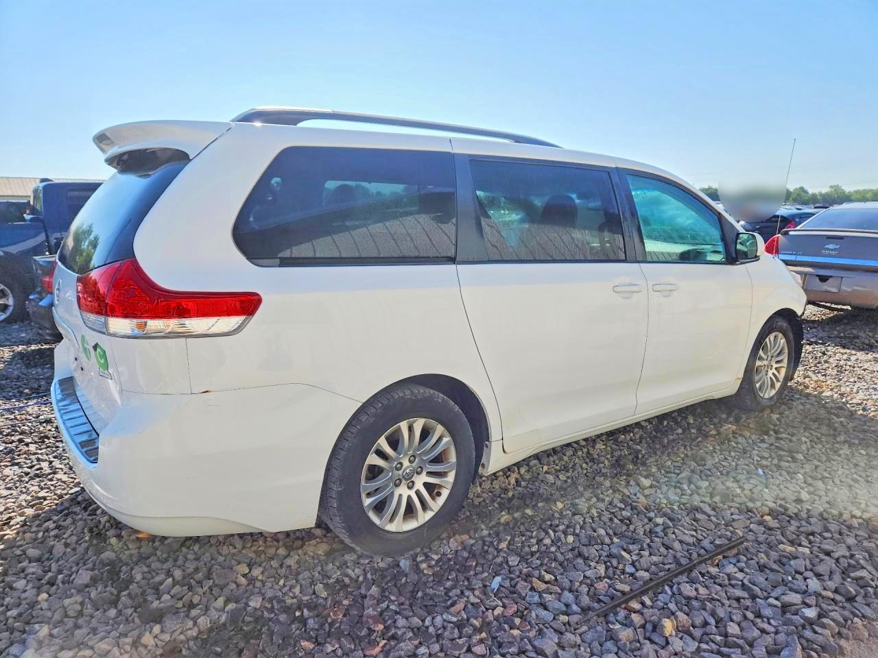 2013 Toyota Sienna Xle 8-passenger White vin: 5TDYK3DC7DS314296