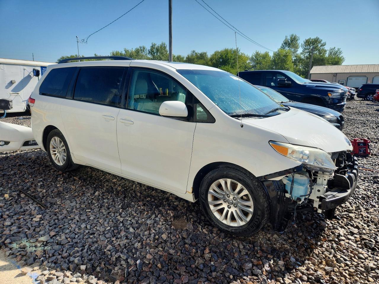 2013 Toyota Sienna Xle 8-passenger White vin: 5TDYK3DC7DS314296