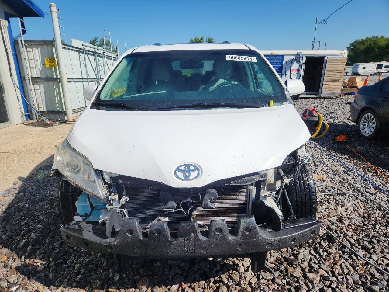 2013 Toyota Sienna Xle 8-passenger White vin: 5TDYK3DC7DS314296