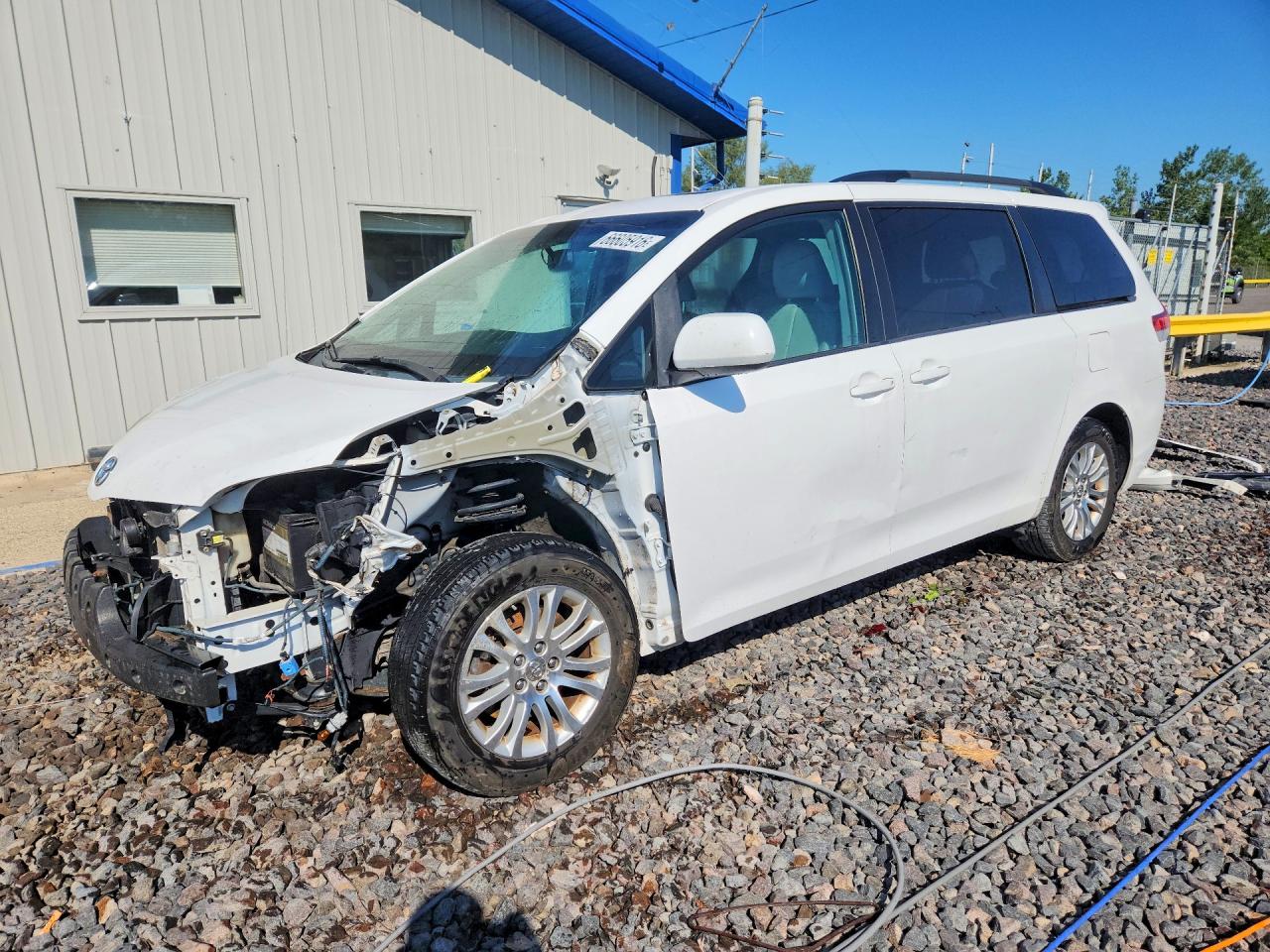 2013 Toyota Sienna Xle 8-passenger White vin: 5TDYK3DC7DS314296