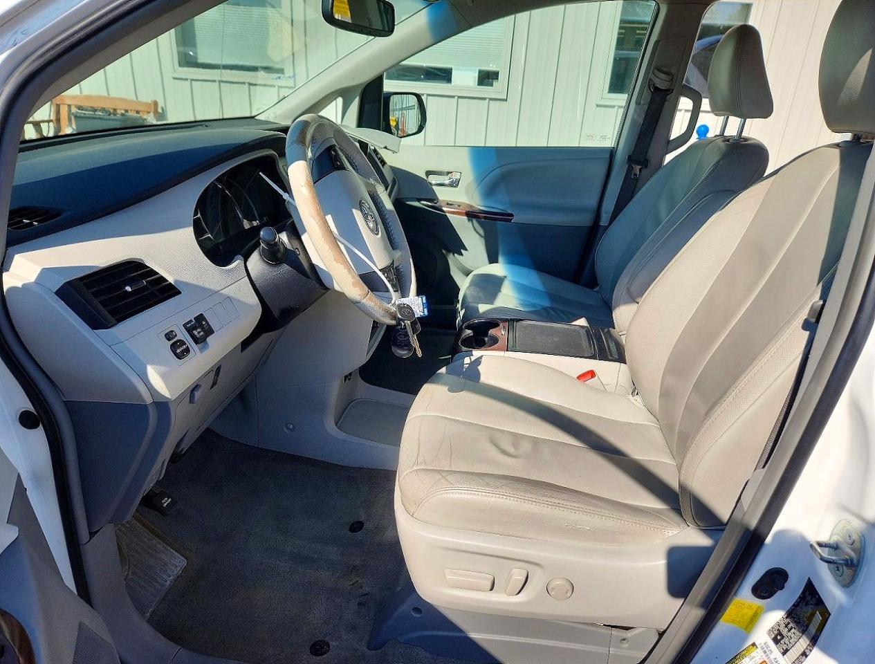 2013 Toyota Sienna Xle 8-passenger White vin: 5TDYK3DC7DS314296