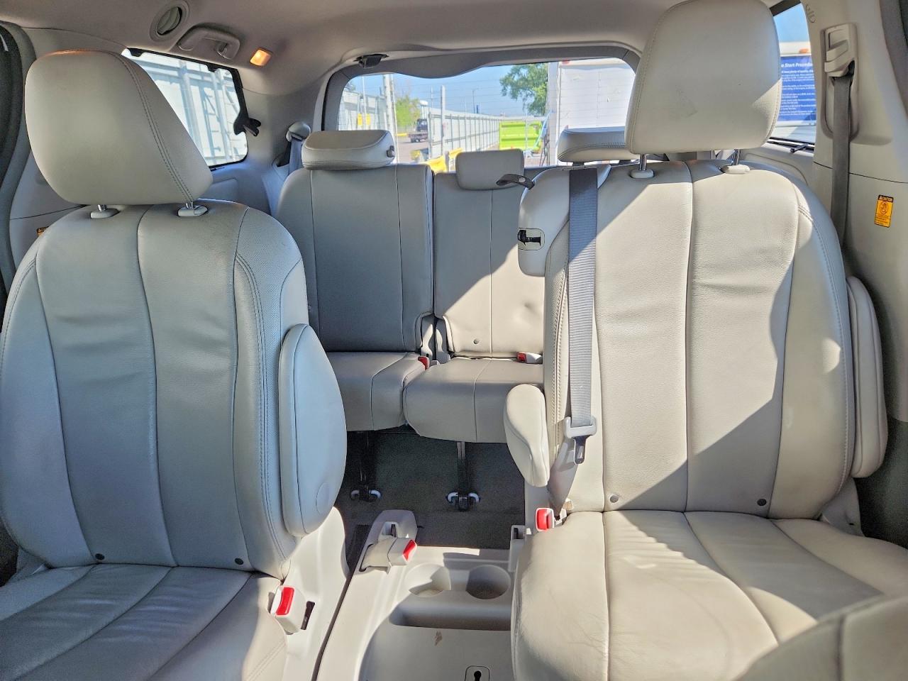 2013 Toyota Sienna Xle 8-passenger White vin: 5TDYK3DC7DS314296